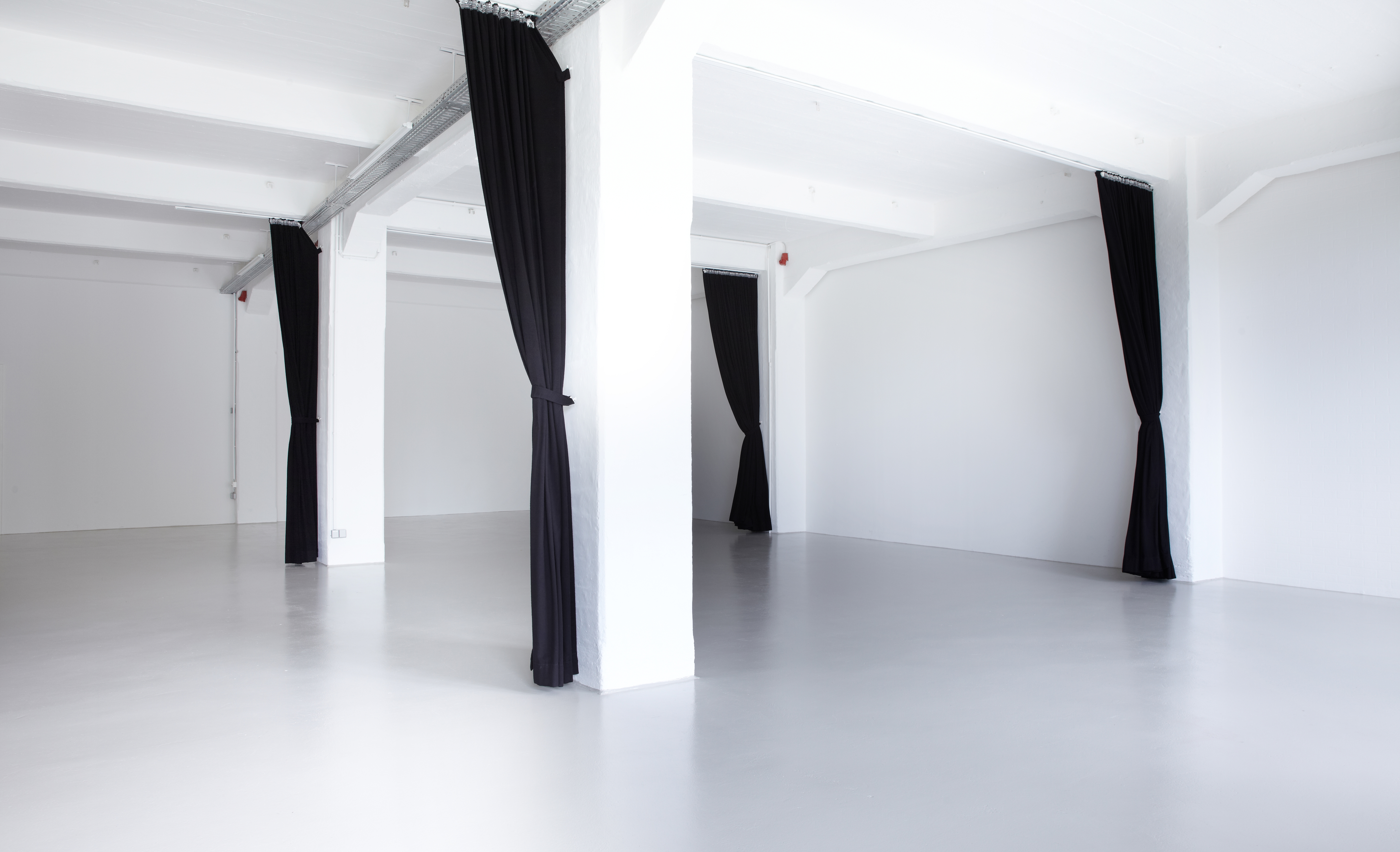 Versatile Yakeu Studio event space with minimalist design, perfect for corporate meetings.