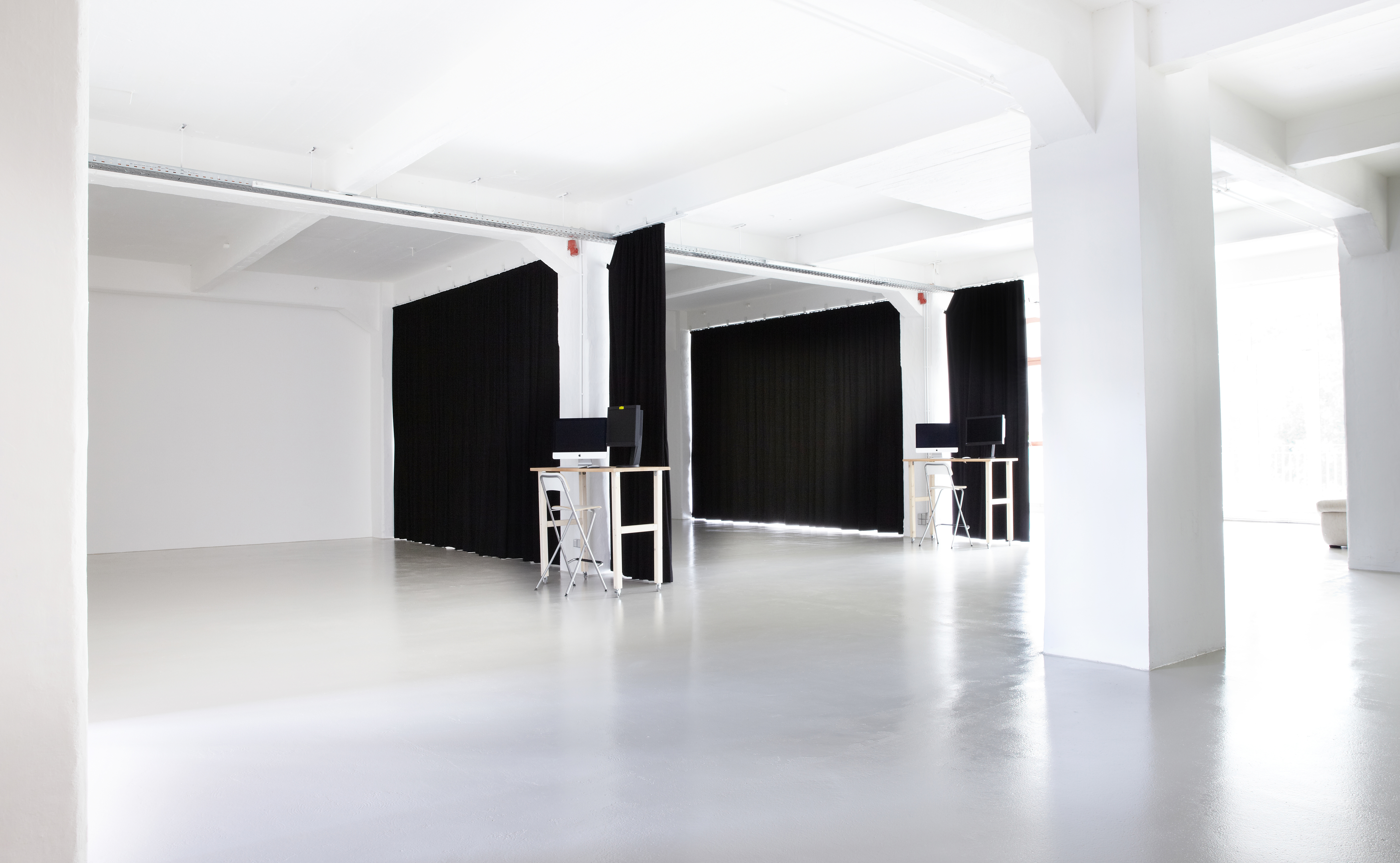 Versatile Yakeu Studio event space with minimalist design, perfect for workshops and presentations.