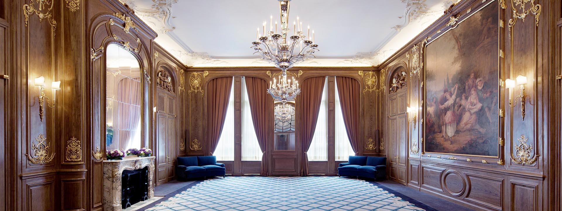 Elegant Drawing Room at Claridge's with opulent chandeliers for sophisticated meetings.