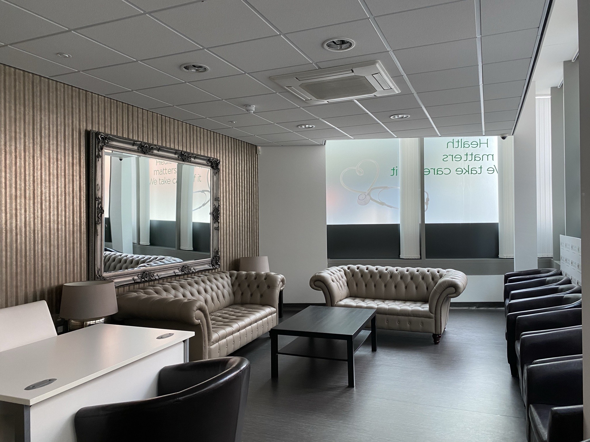 Stylish meeting space with chesterfield sofas for networking events in Pall Mall.