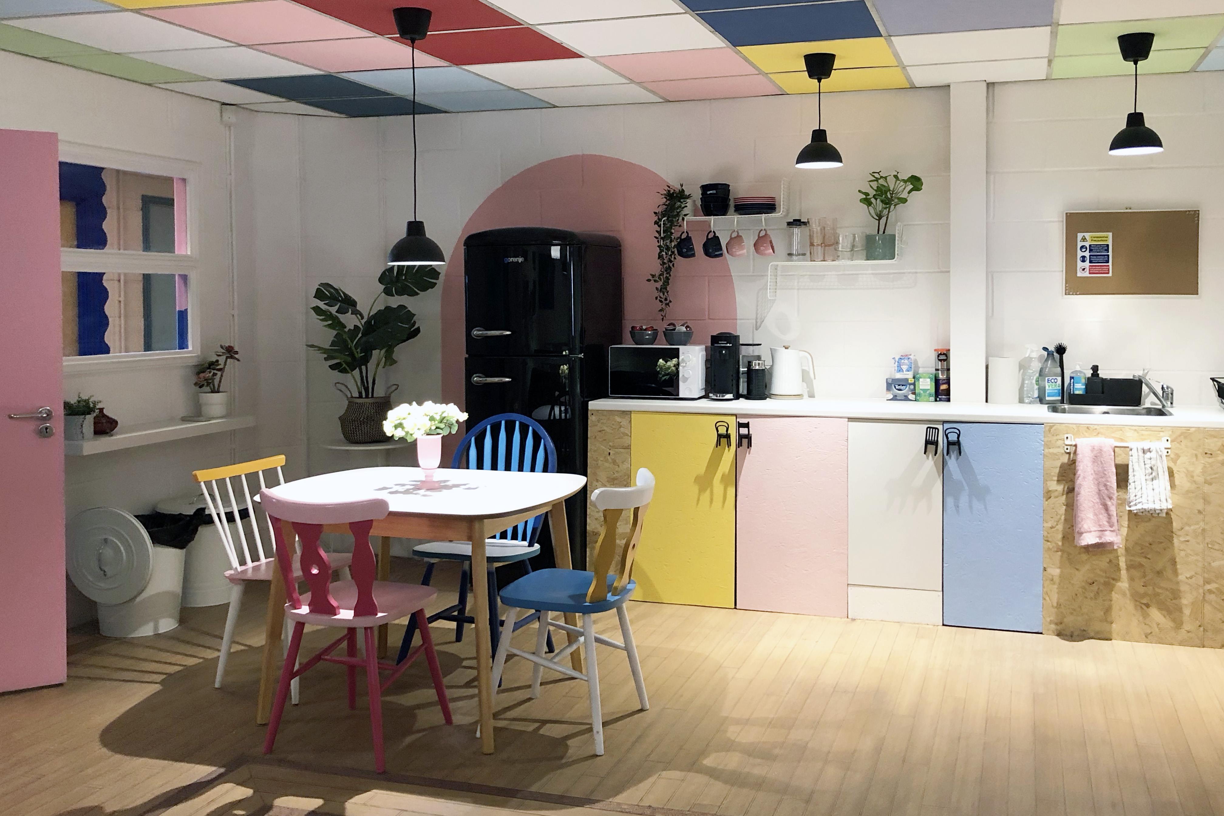 Vibrant kitchen in Klatch Studio for creative meetings and casual networking events.