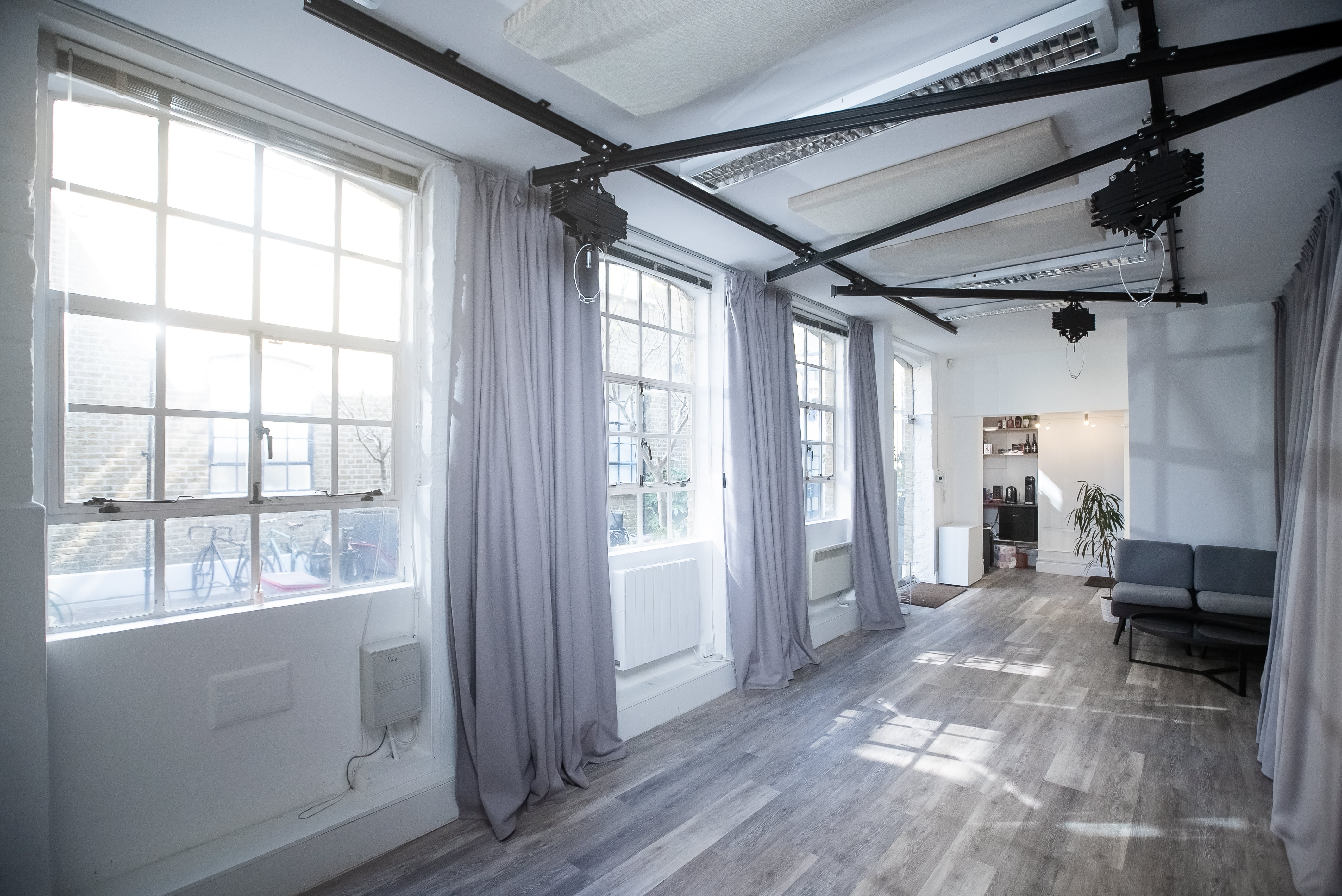 Bright event space with large windows for meetings and workshops at FOMO Studios.