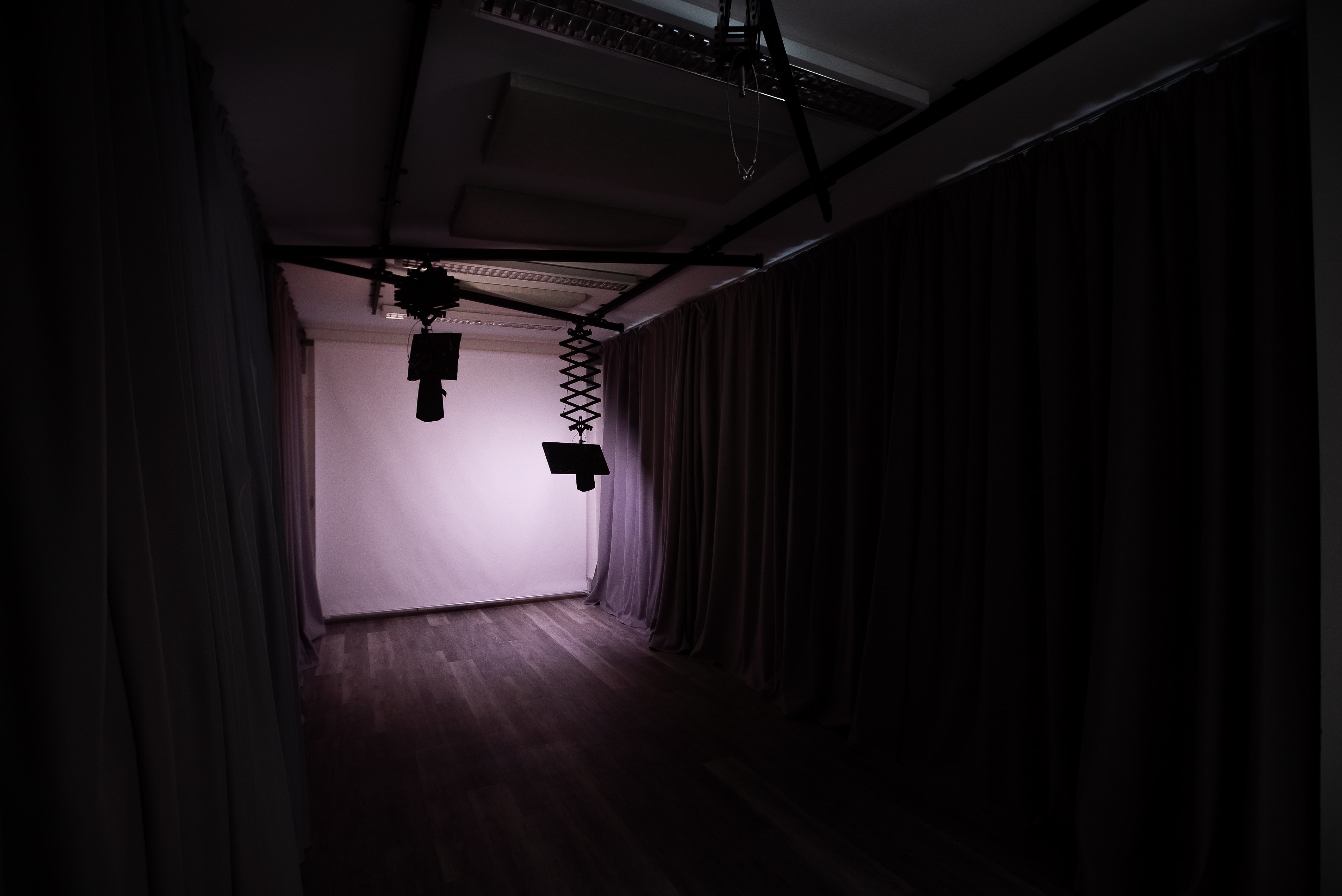 Versatile FOMO Studios event space with adjustable lighting for presentations and photoshoots.