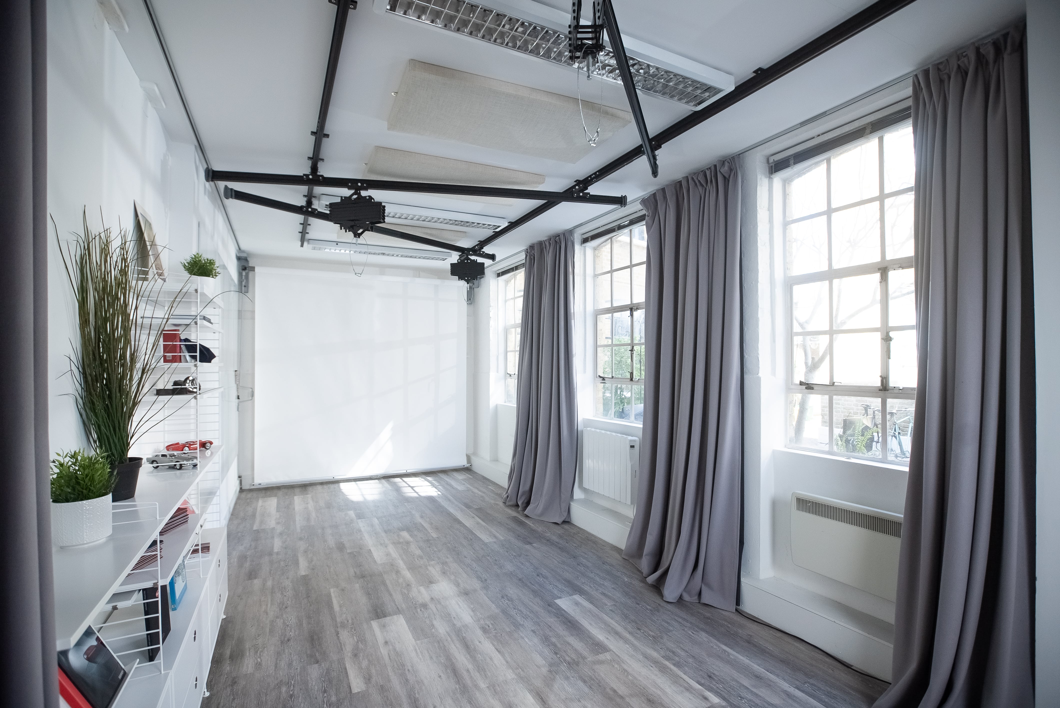 Versatile FOMO Studios event space with natural light, ideal for meetings and workshops.