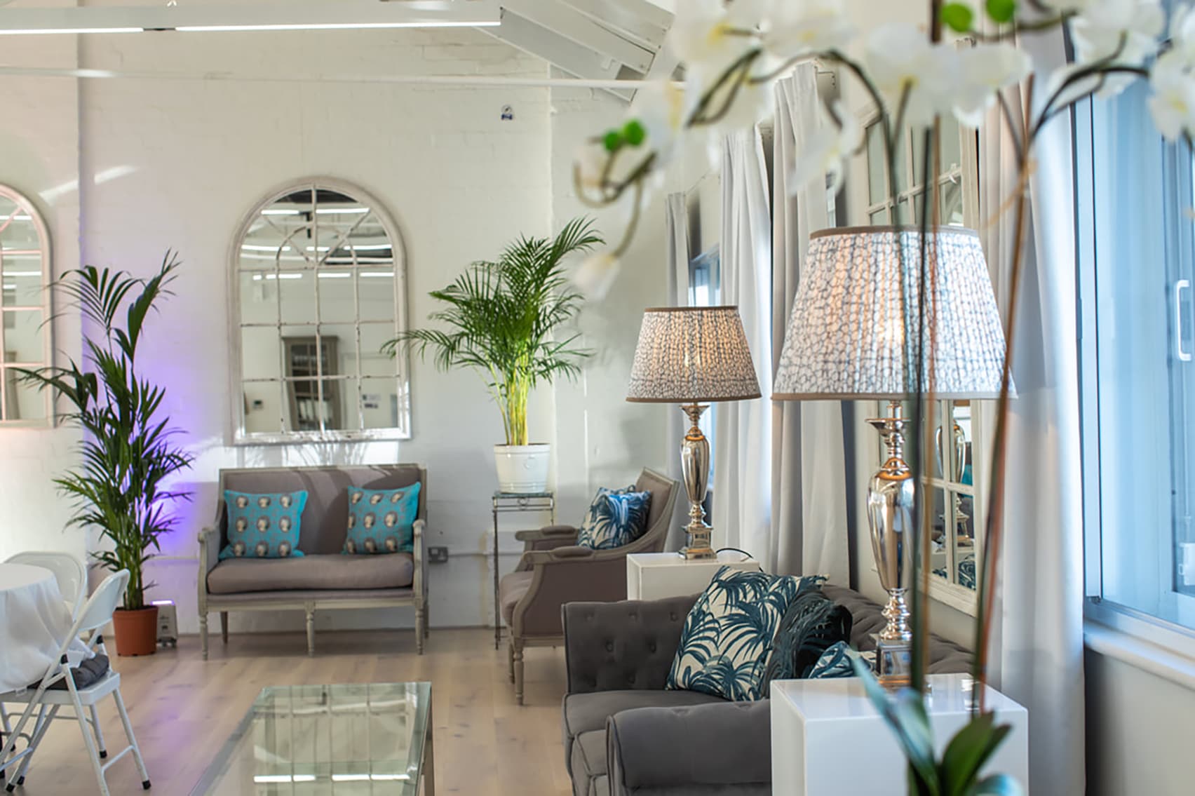 White Loft break-out space with natural light, ideal for networking events and VIP lounges.