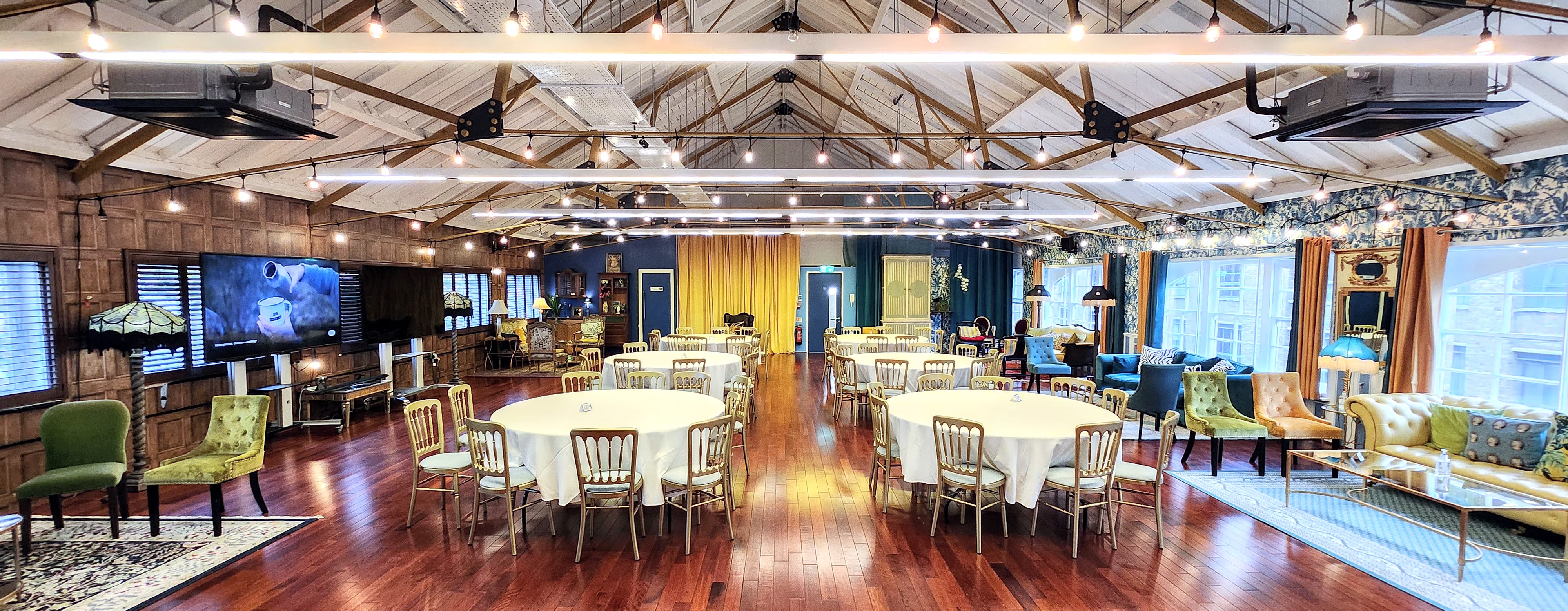 Versatile event space with round tables, ideal for meetings and social gatherings.