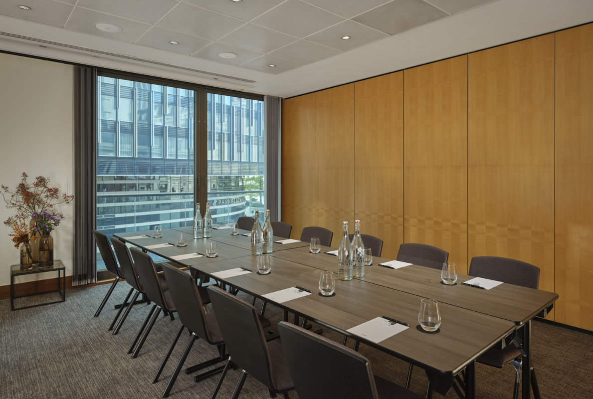 Putney Suite meeting room at Park Plaza with large table, ideal for executive workshops.