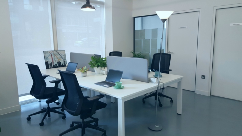 Modern desk hire space in Kingsland Hub, featuring ergonomic chairs for meetings.