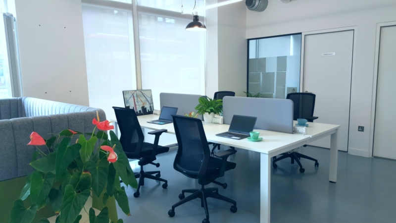 Modern desk hire space in Kingsland Hub, featuring ergonomic workstations for workshops.
