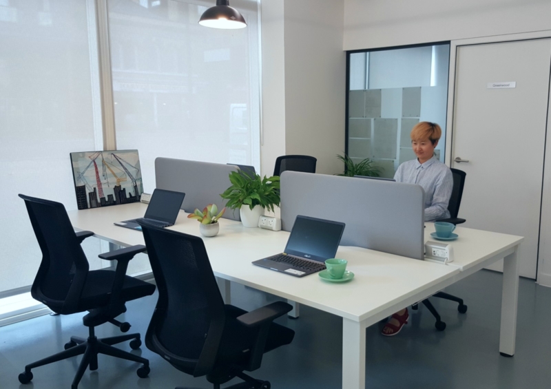 Modern desk hire space in Kingsland Hub, ideal for meetings and collaboration.