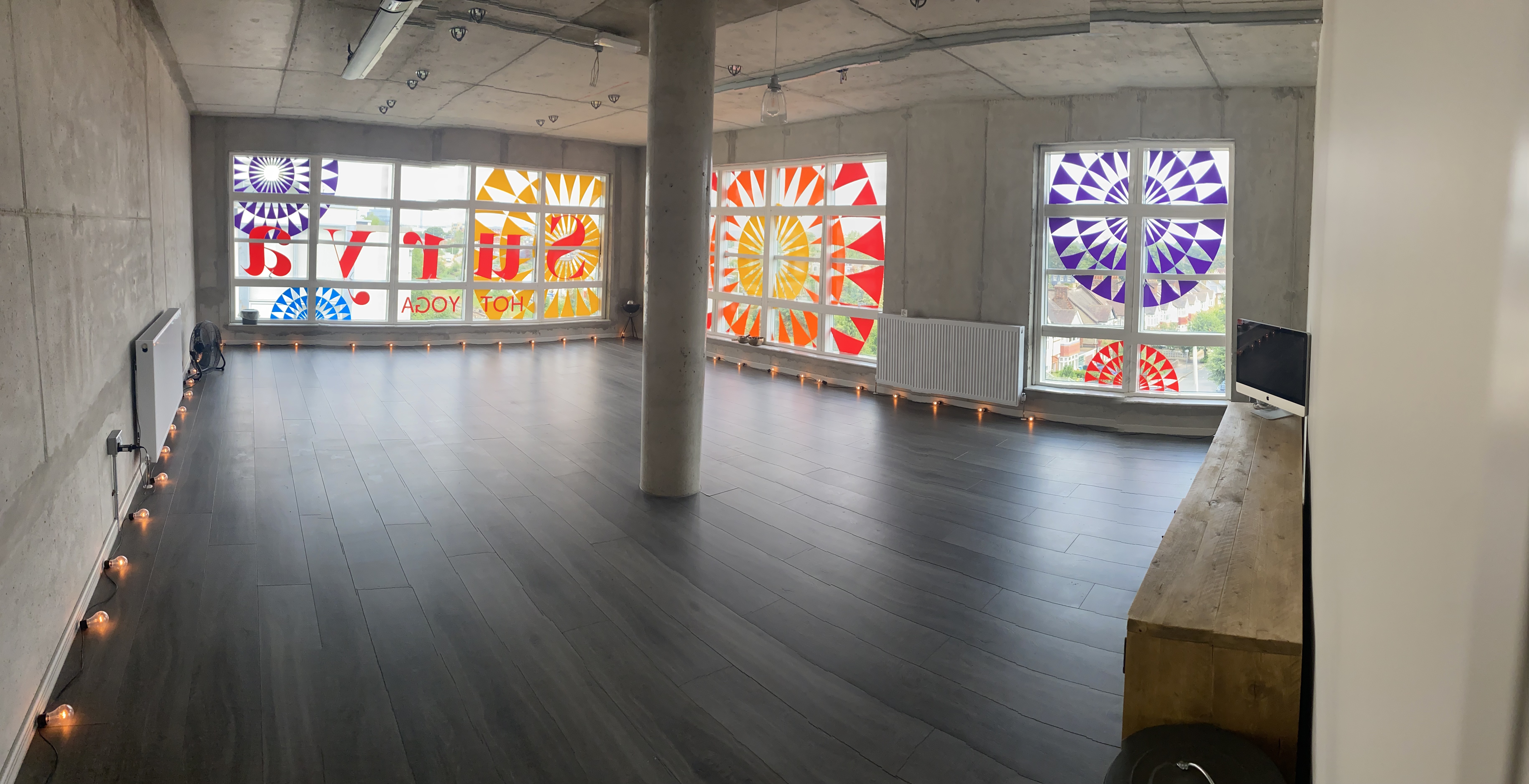 Spacious Surya Studio 2 with stained glass, ideal for workshops and meetings.
