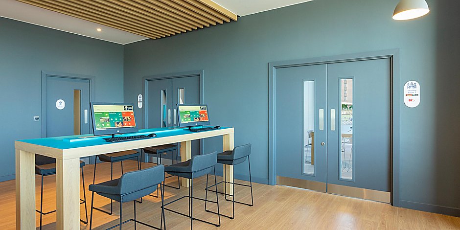 Modern meeting space in Quantock Room, Holiday Inn Express Bridgwater, ideal for events.