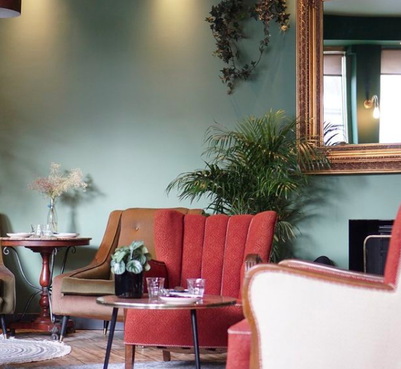 Stylish lounge area in Knowherespecial Islington for networking events and meetings.