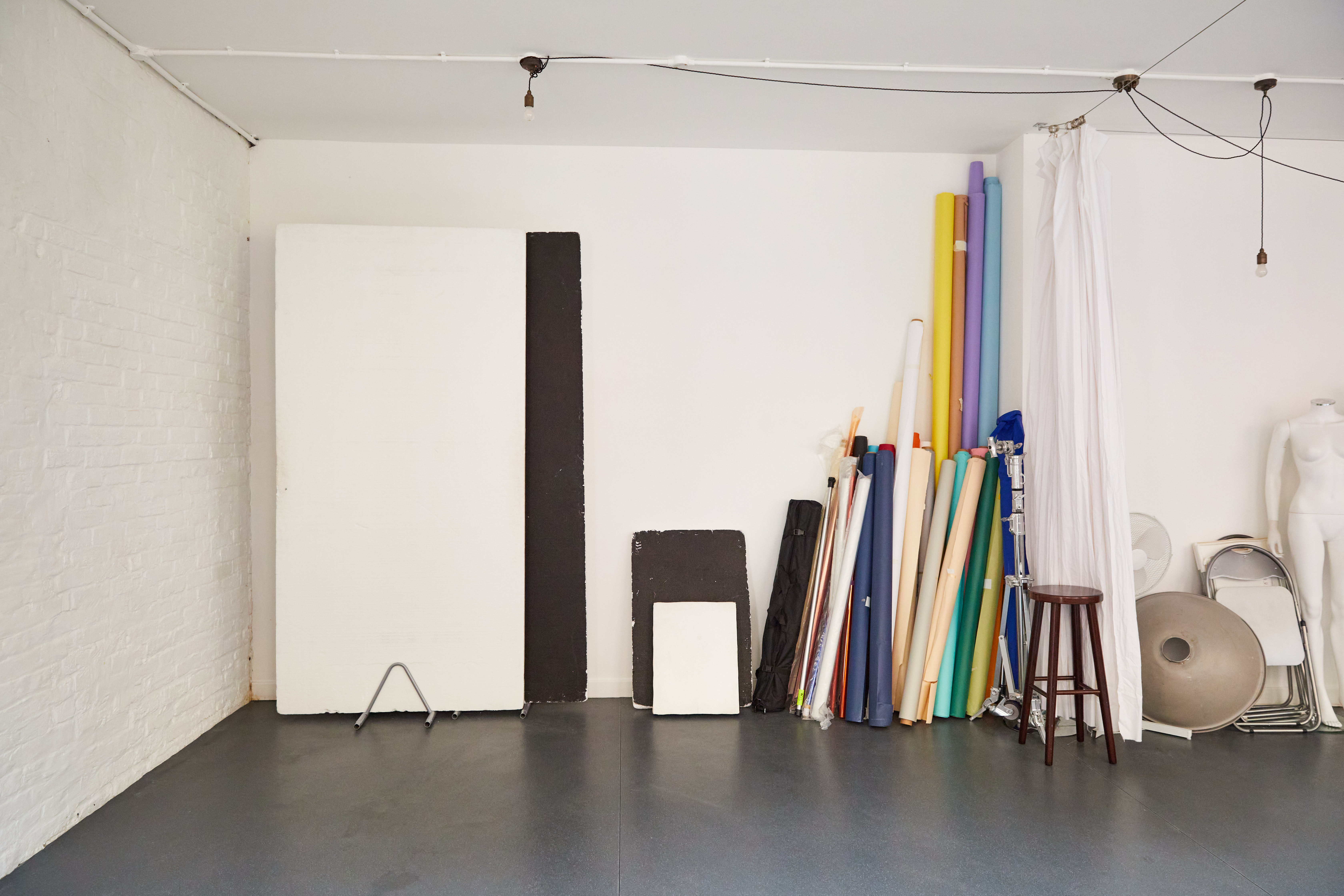 Versatile event space at Bright Banana Studios with minimalist backdrop for workshops and photo shoots.