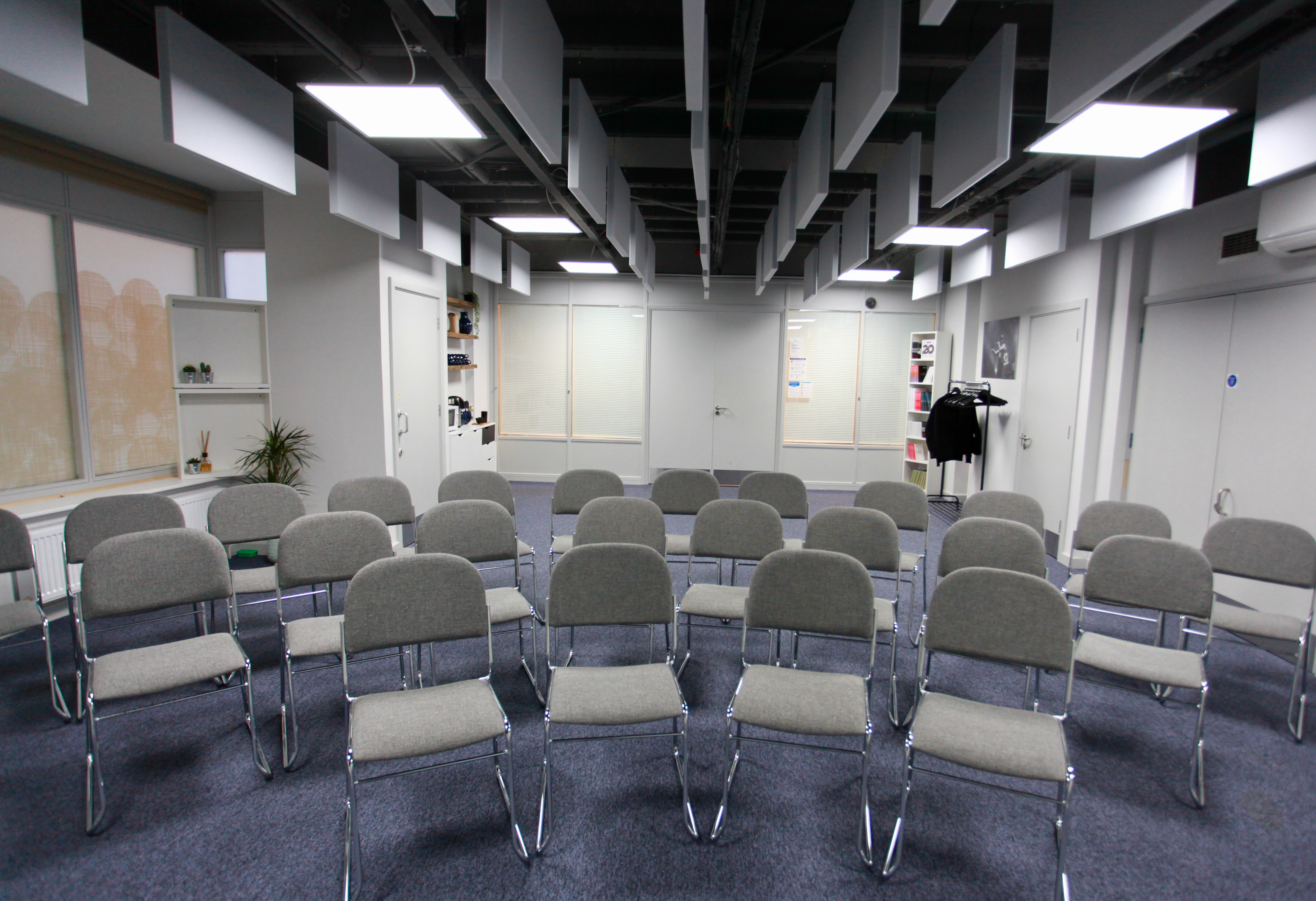 Meeting space with gray chairs, ideal for presentations and workshops.