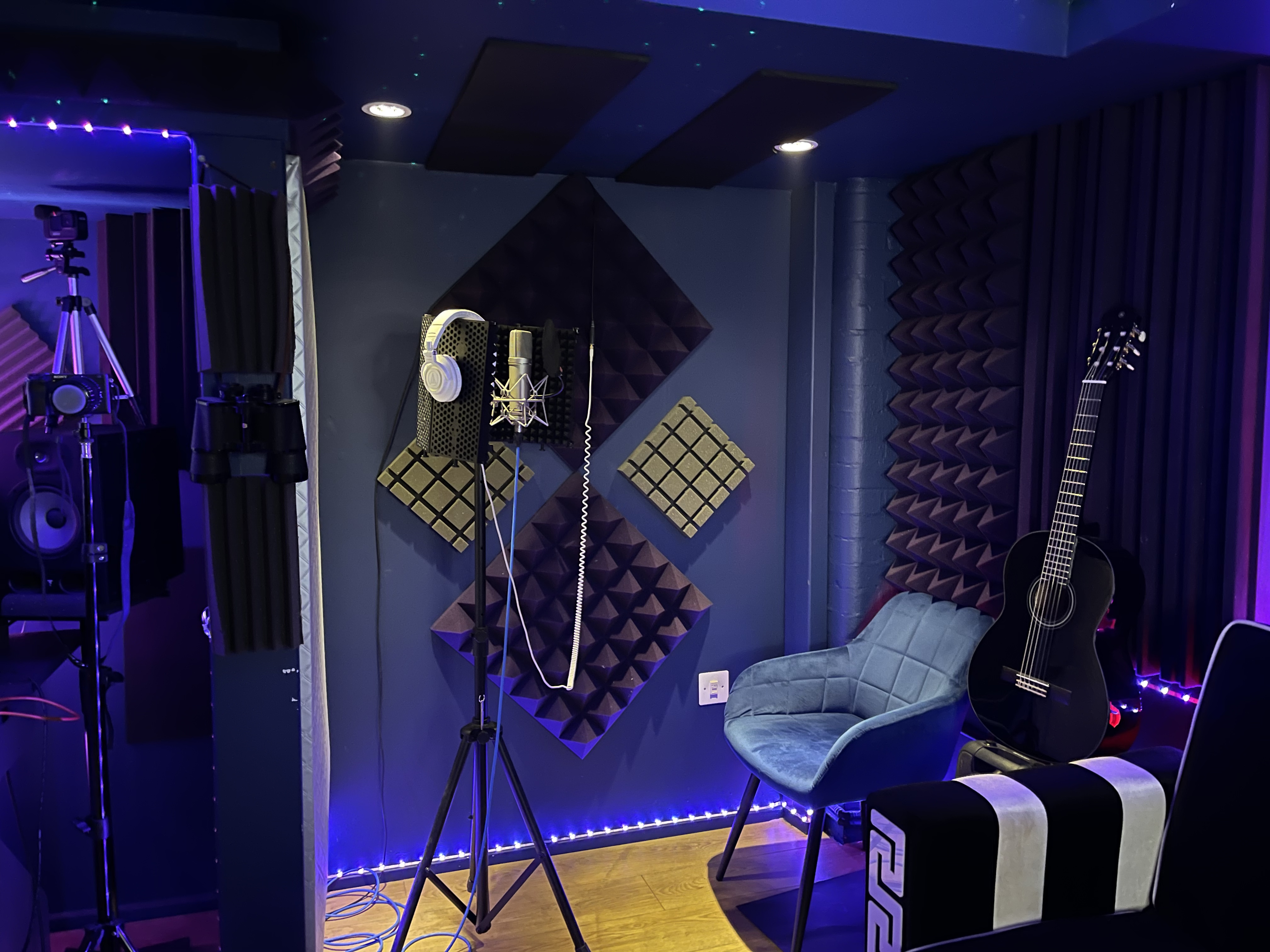 Sound studio with acoustic panels, ideal for recording sessions and creative workshops.