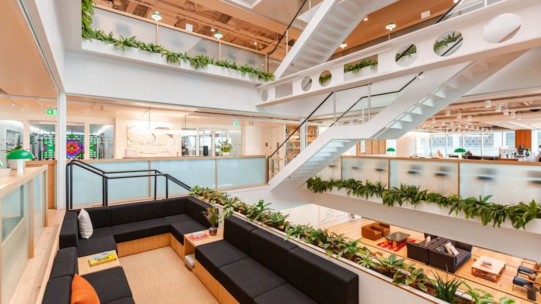 Modern open-concept event space with greenery, ideal for meetings and gatherings.