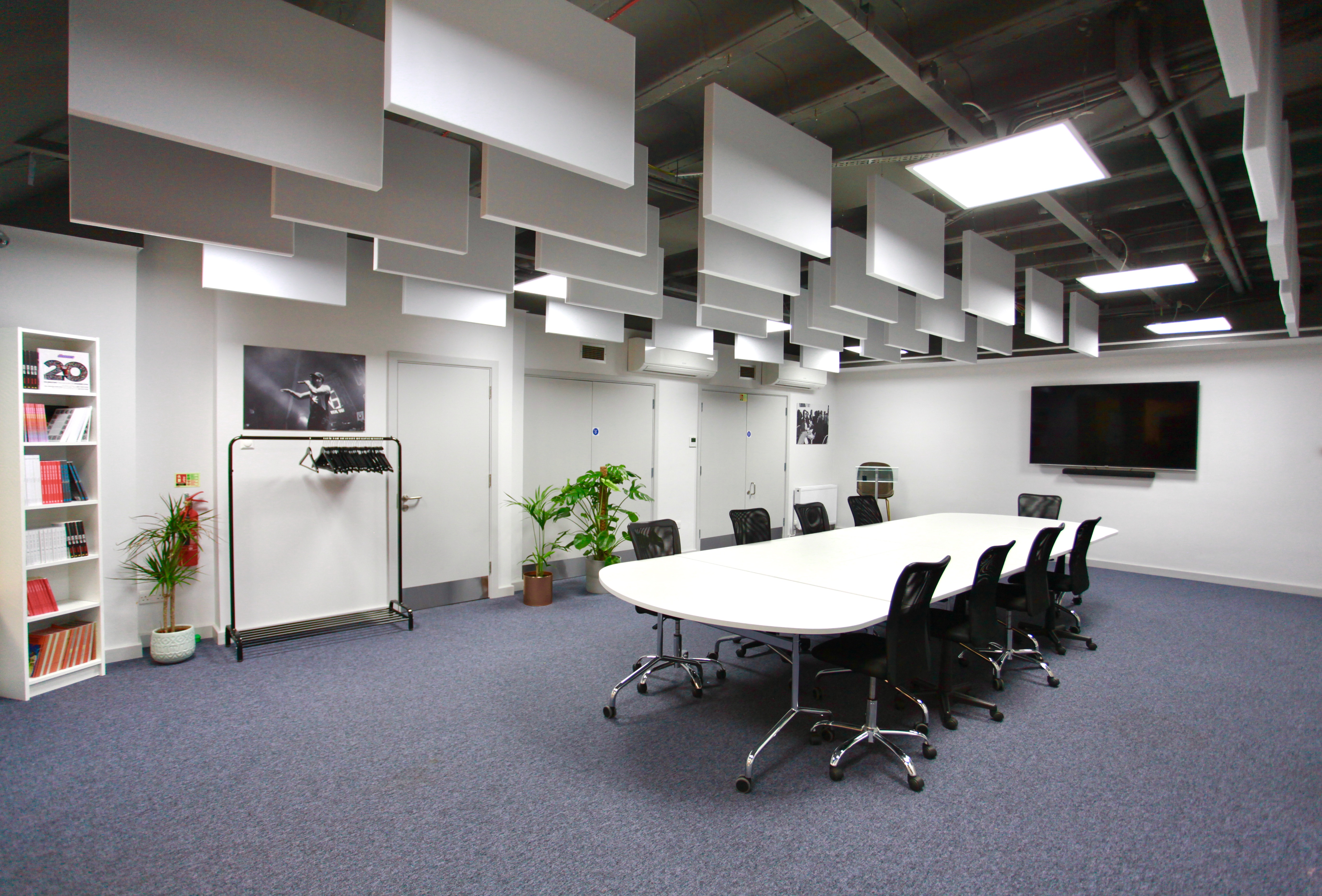Modern meeting room with oval table, ideal for presentations and brainstorming sessions.