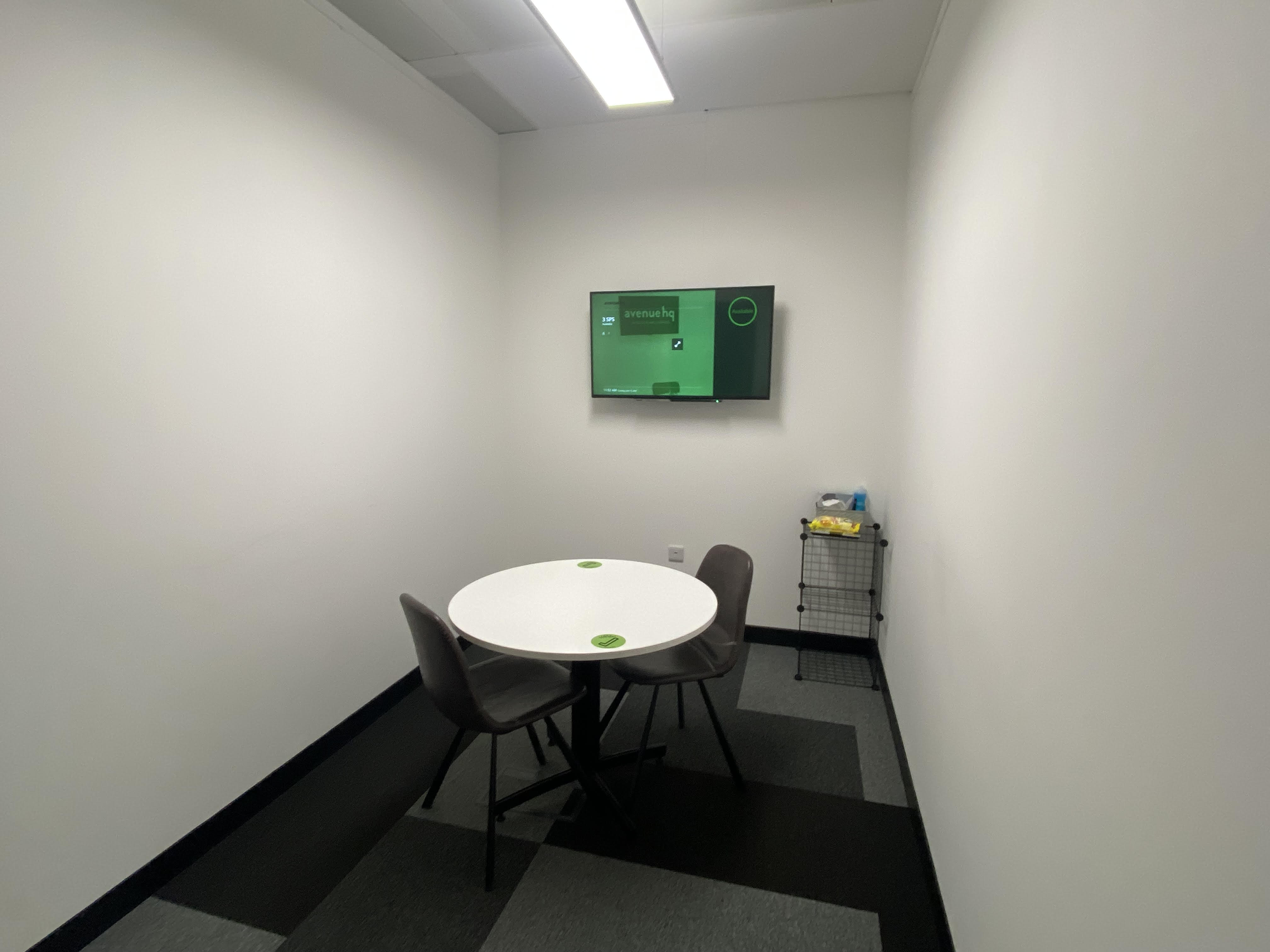 Modern meeting room with round table at SPS3, Avenue HQ for collaborative sessions.