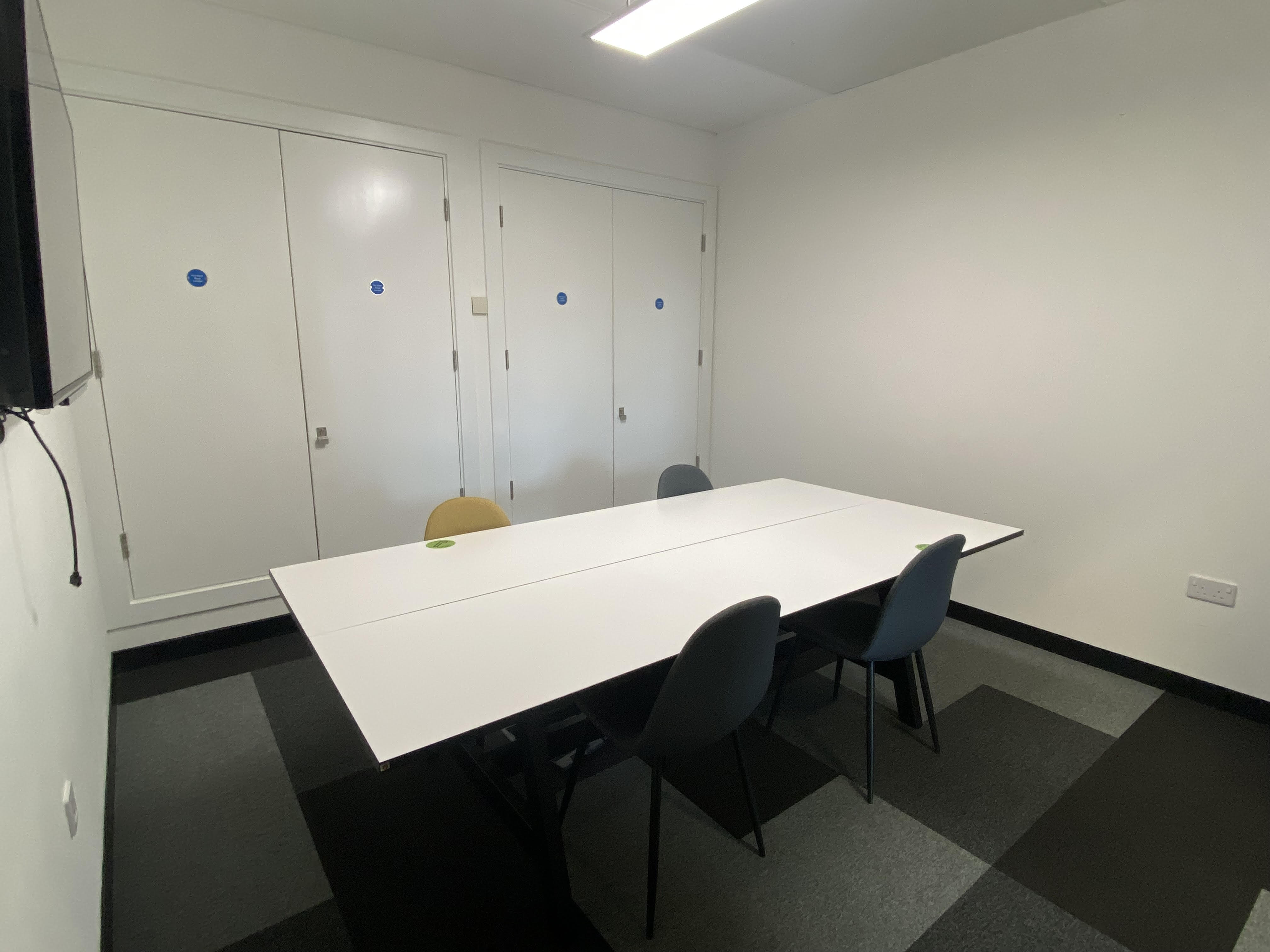 Minimalist meeting room at SPS5, featuring a clean white table for strategic discussions.