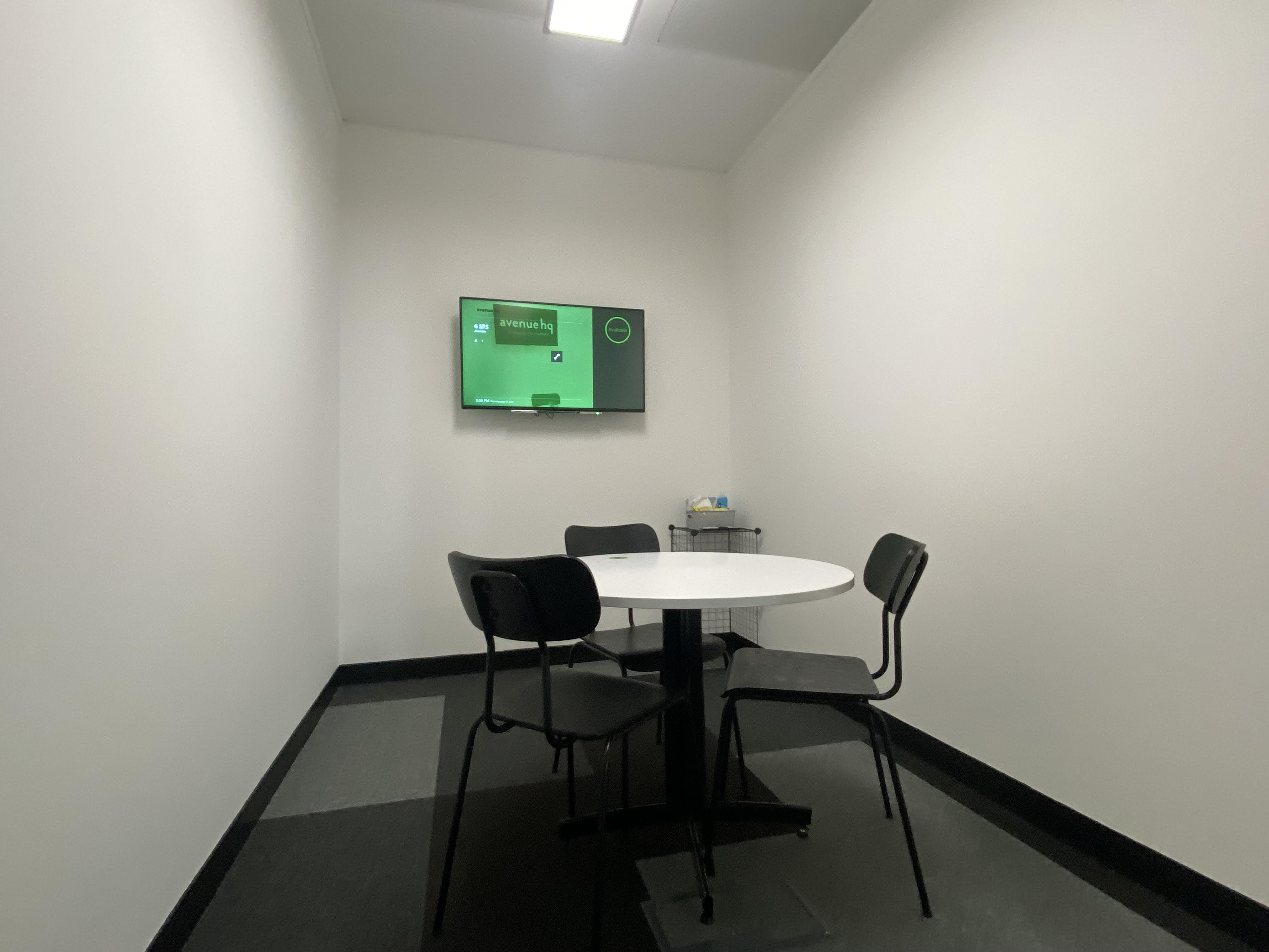 Minimalist meeting room with round table at SPS6, Avenue HQ for collaborative sessions.