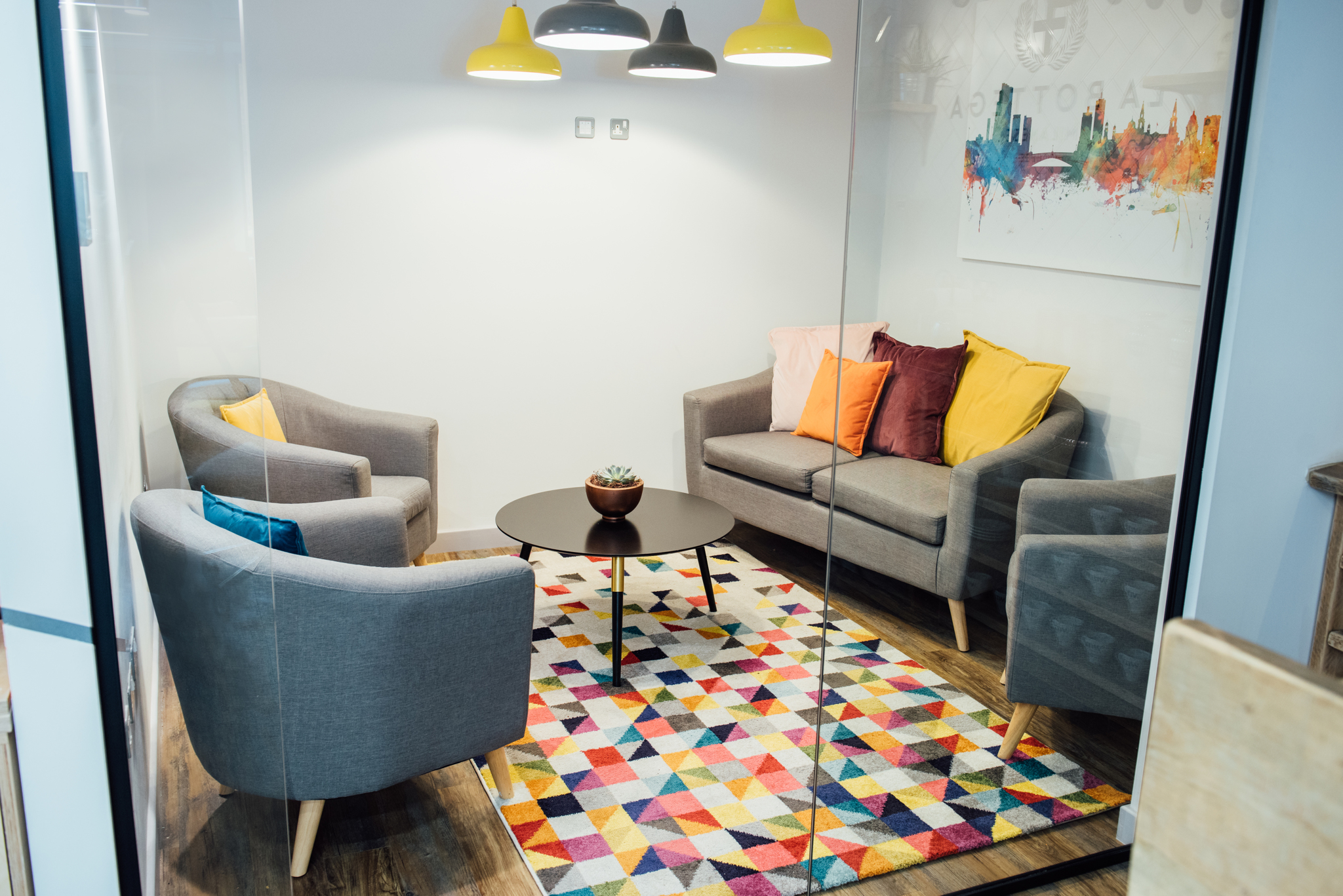 Modern meeting space in Wizu Workspace, featuring vibrant decor for collaboration.