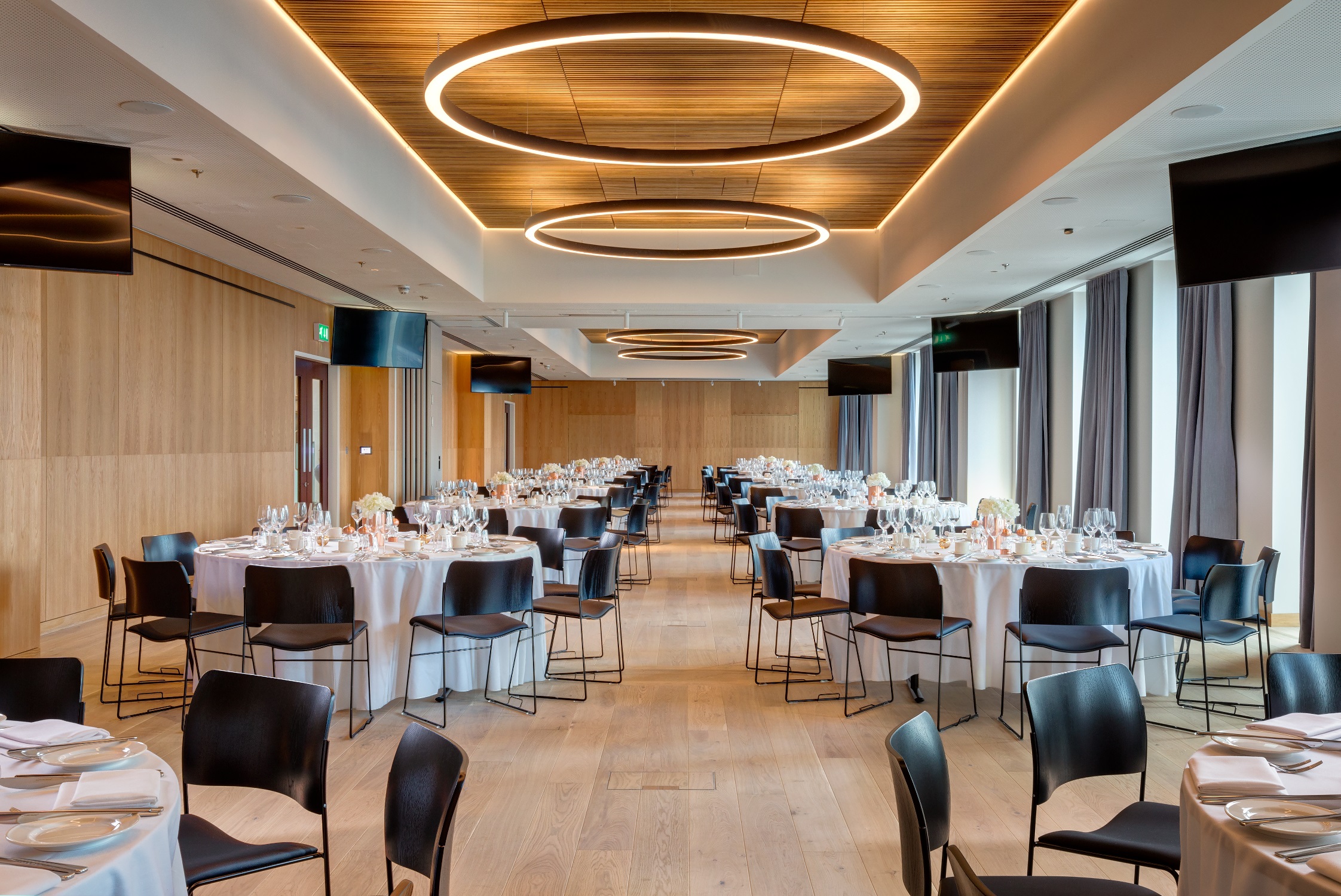 Modern event venue, corporate gala, banquet, neutral palette, AV