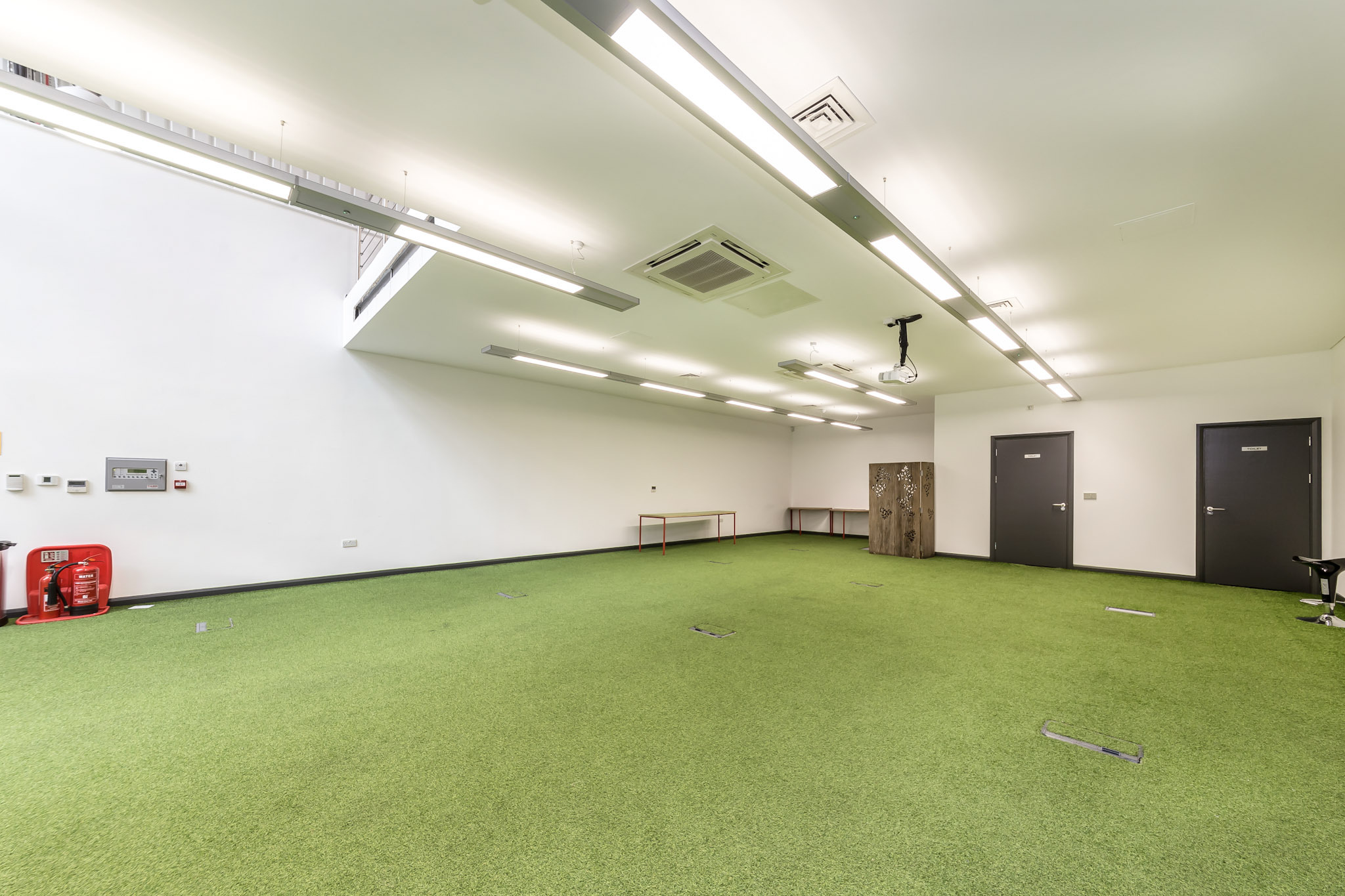 Versatile event space with artificial grass flooring at Arch 29, perfect for workshops and meetings.