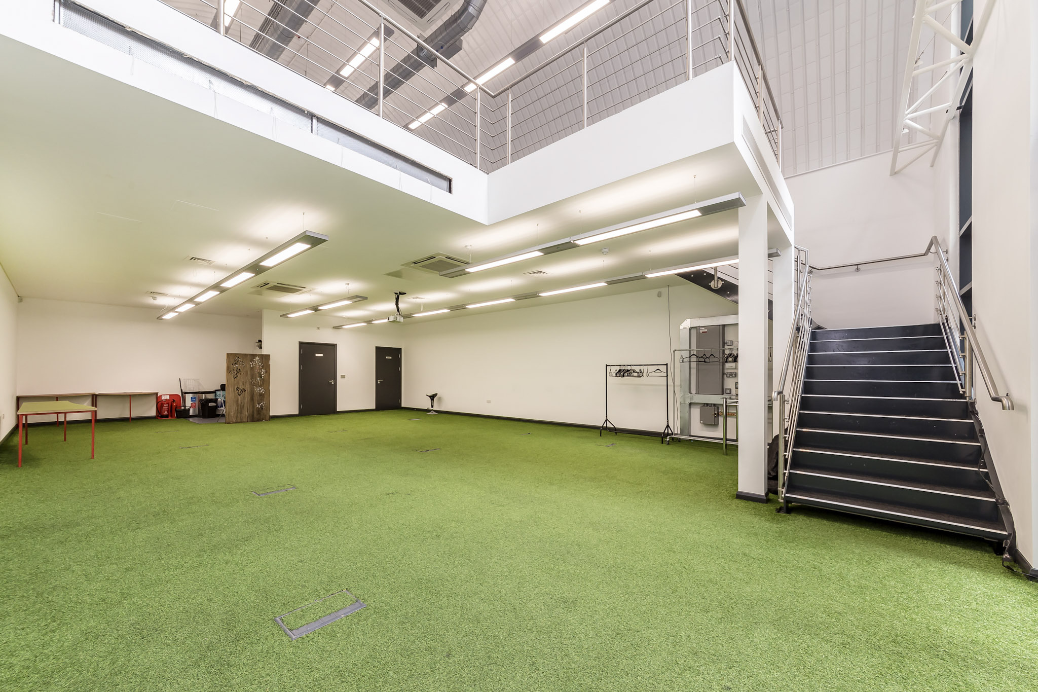 Versatile event space with artificial turf at Arch 29, perfect for workshops and gatherings.