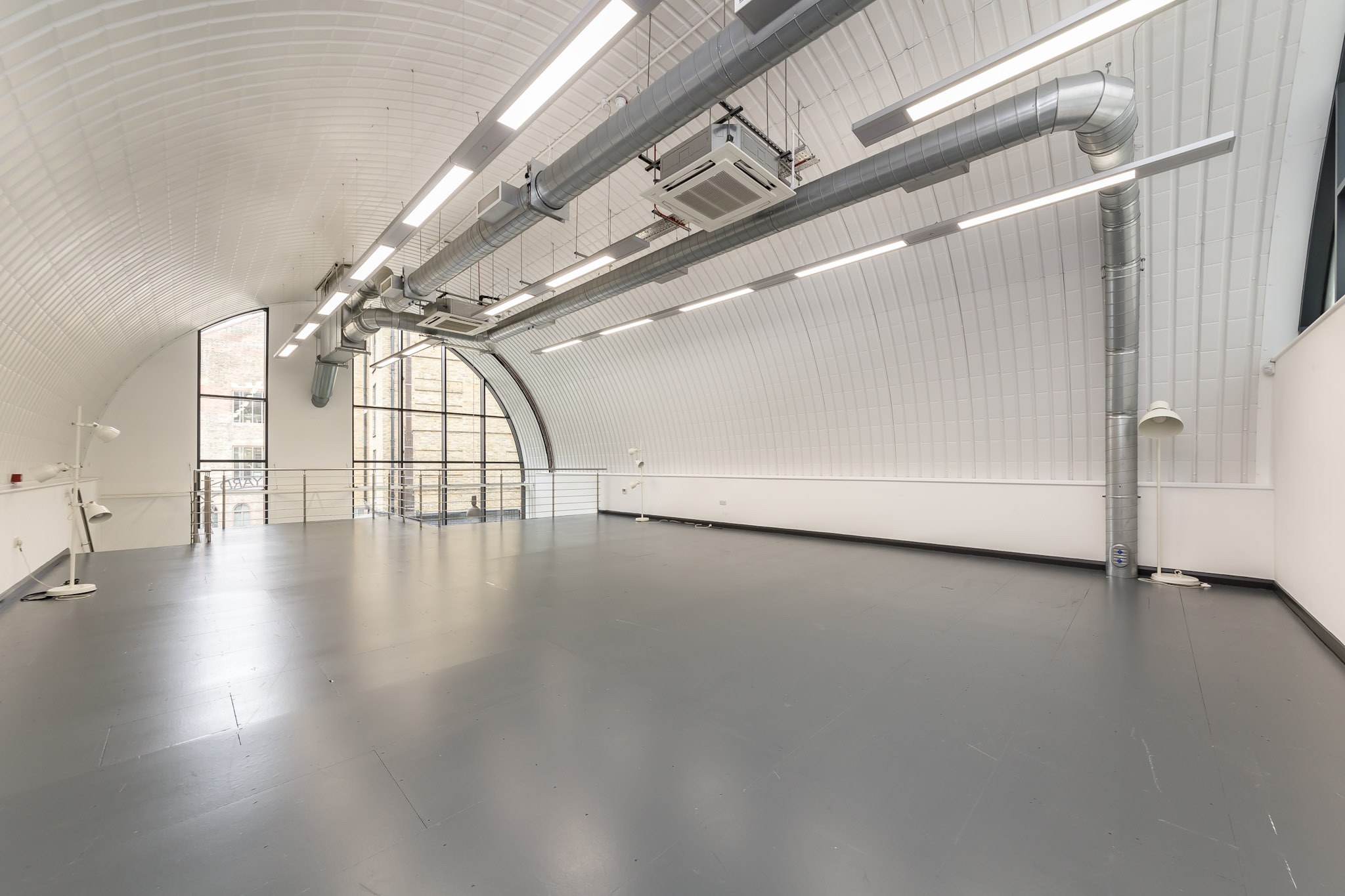 Modern event space Arch 29 with high ceilings, ideal for meetings and workshops.