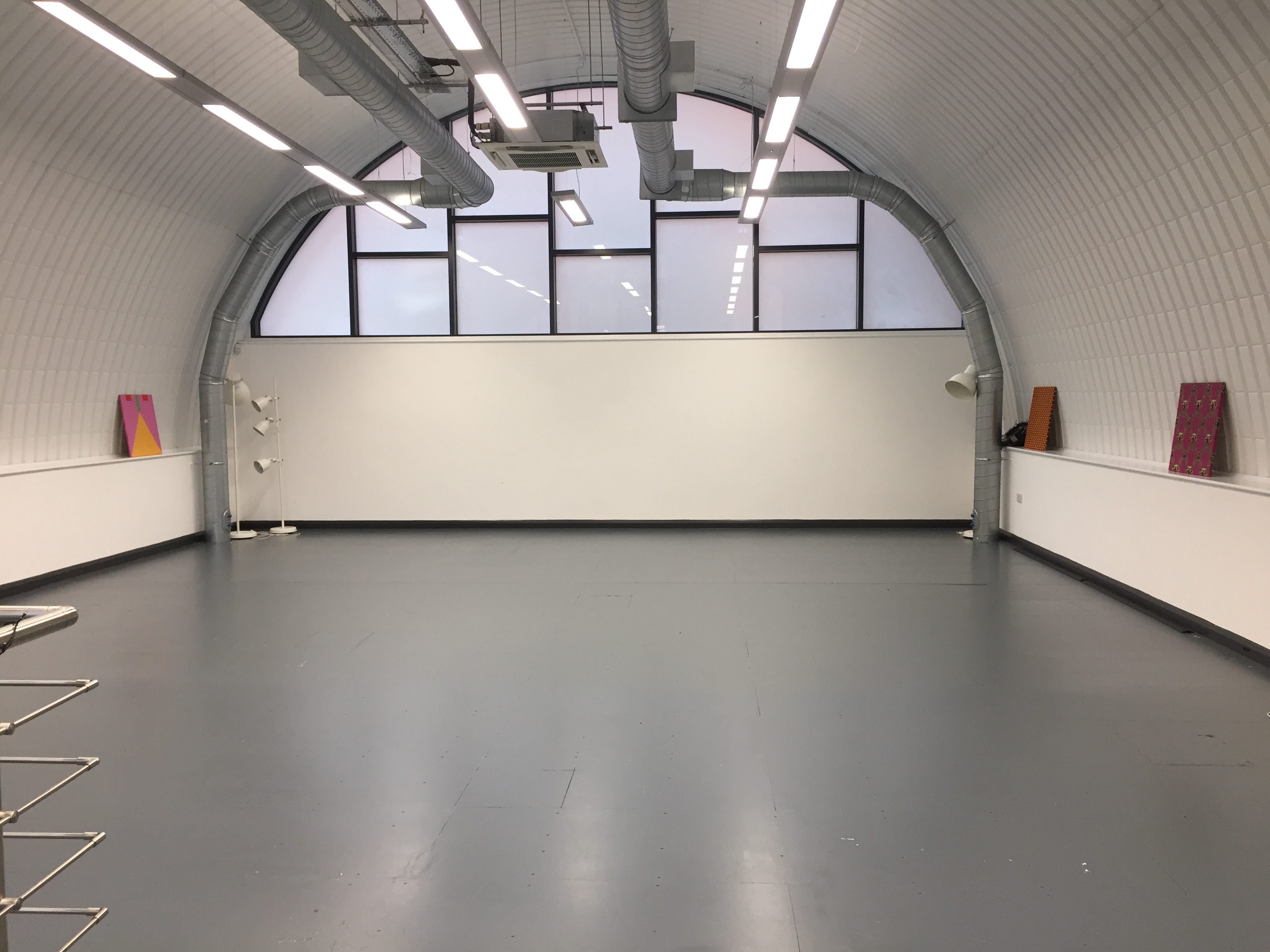 Modern event space with arched ceiling, ideal for workshops and meetings.