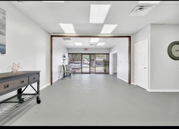 Versatile event space with natural light, ideal for meetings and workshops.