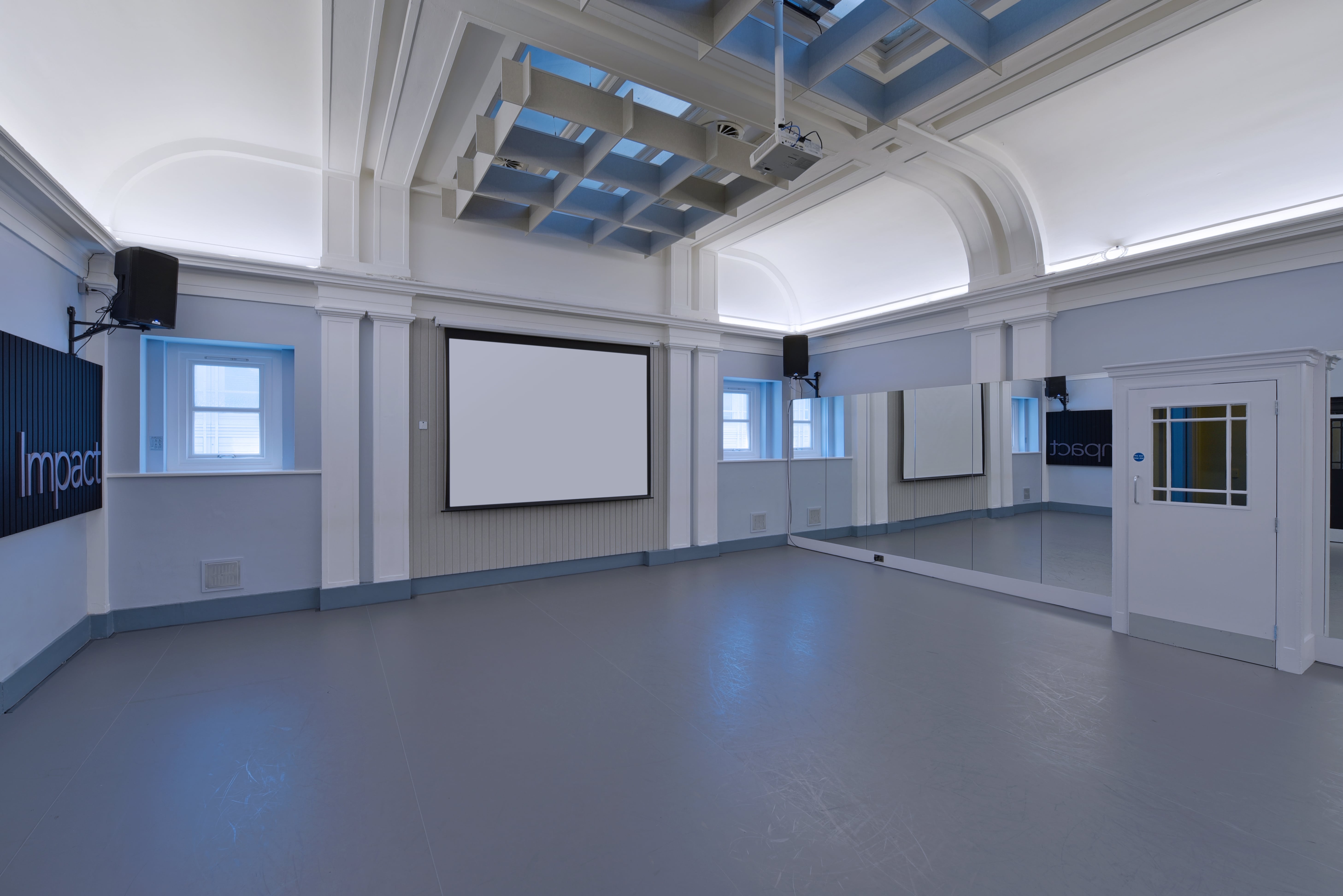 Versatile event space with natural light, ideal for workshops and corporate gatherings.