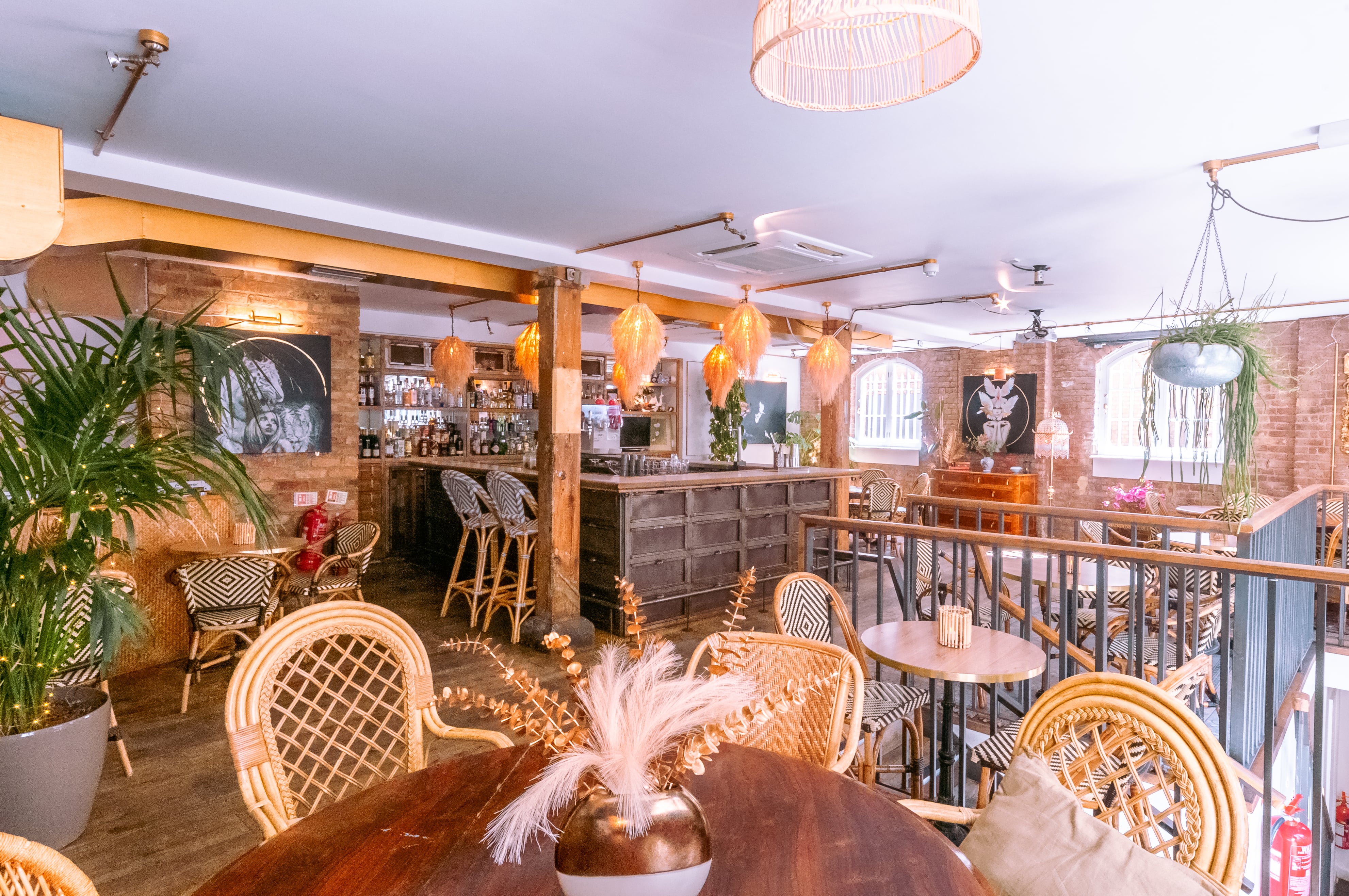 Mala Madre event space with modern decor, ideal for meetings and gatherings.