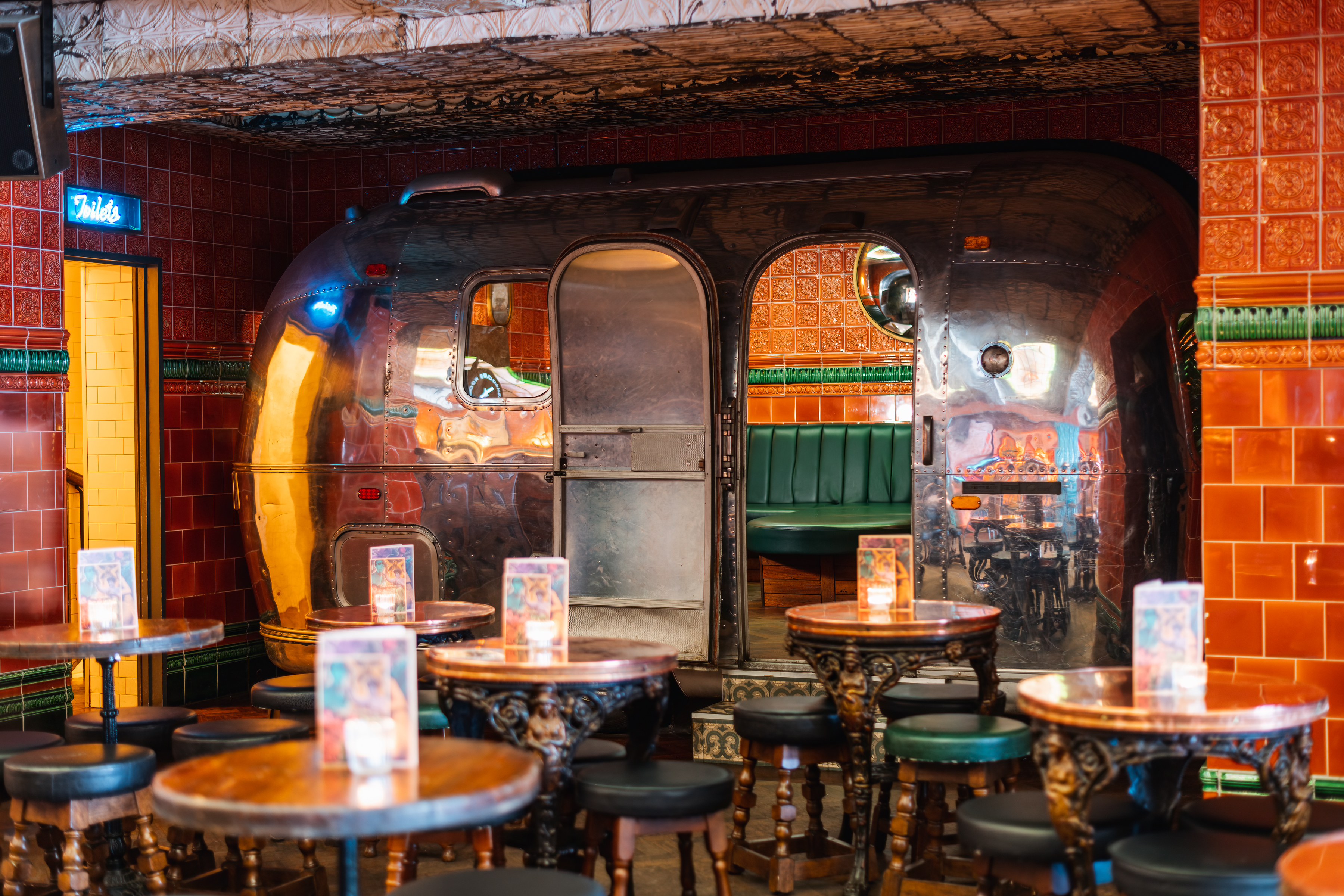 Airstream Caravan - 3zzsoxlhqle.jpg