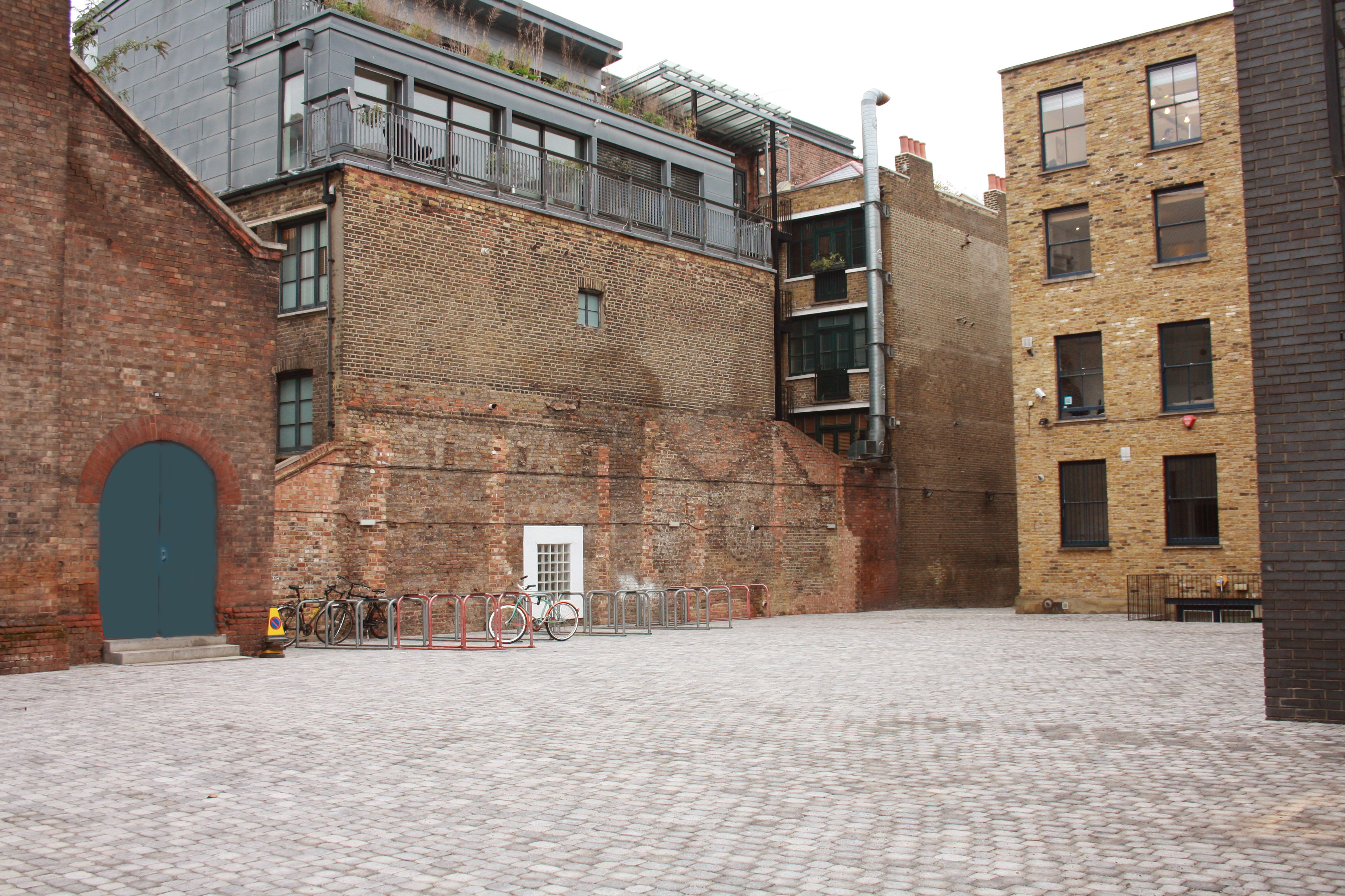 Courtyard in Shoreditch Electric: charming cobblestone space for events and gatherings.