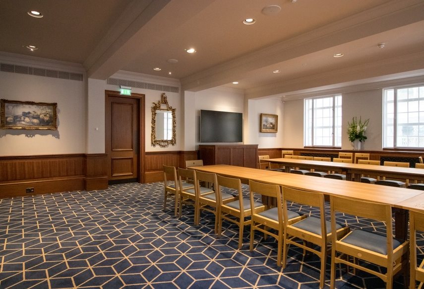 Elegant meeting room with wooden table, ideal for corporate events and workshops.