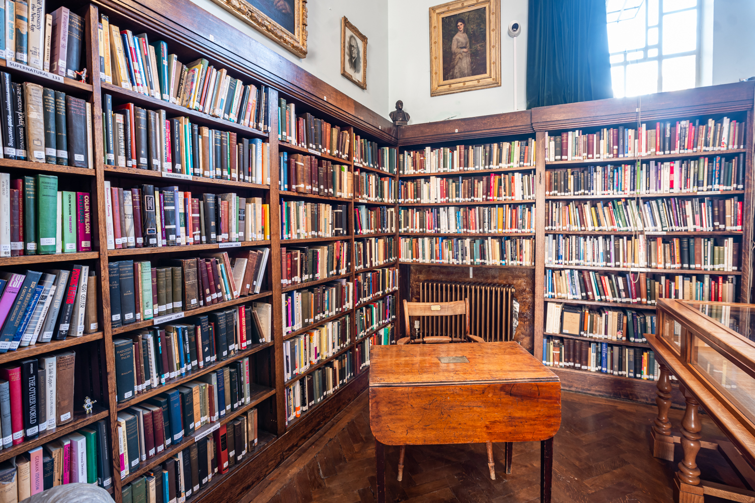 Cozy library in Conway Hall with wooden shelves, ideal for meetings and workshops.