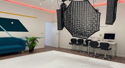 Versatile photography studio with modern decor, ideal for creative meetings and workshops.