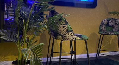 Stylish Lounge Studio with tropical chairs, perfect for creative meetings and networking.