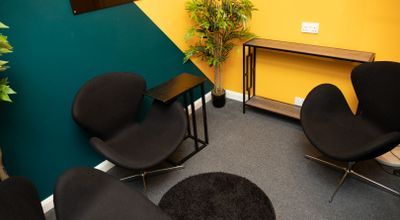 Modern meeting space with vibrant colors for creative brainstorming sessions.