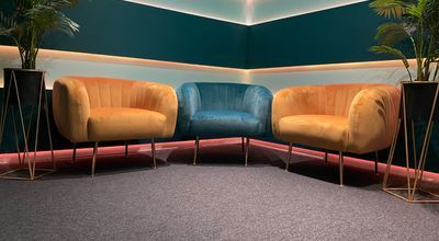 Podcast studio with vibrant chairs, ideal for networking and informal meetings.