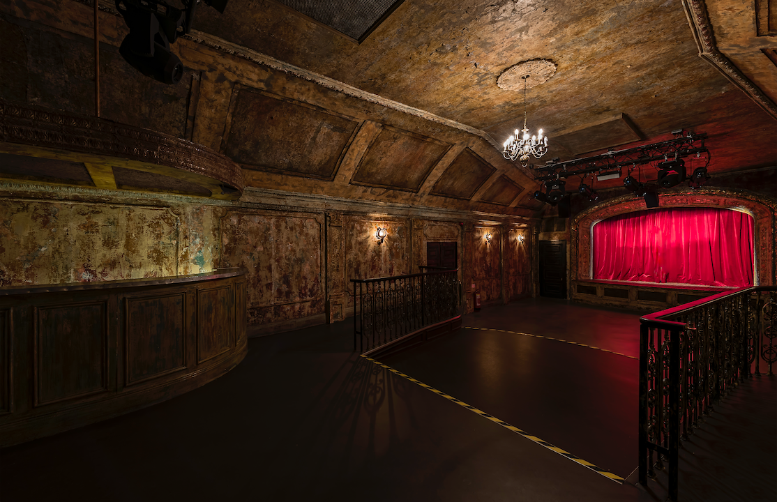 Omeara Live event space with vintage decor, ideal for performances and gatherings.