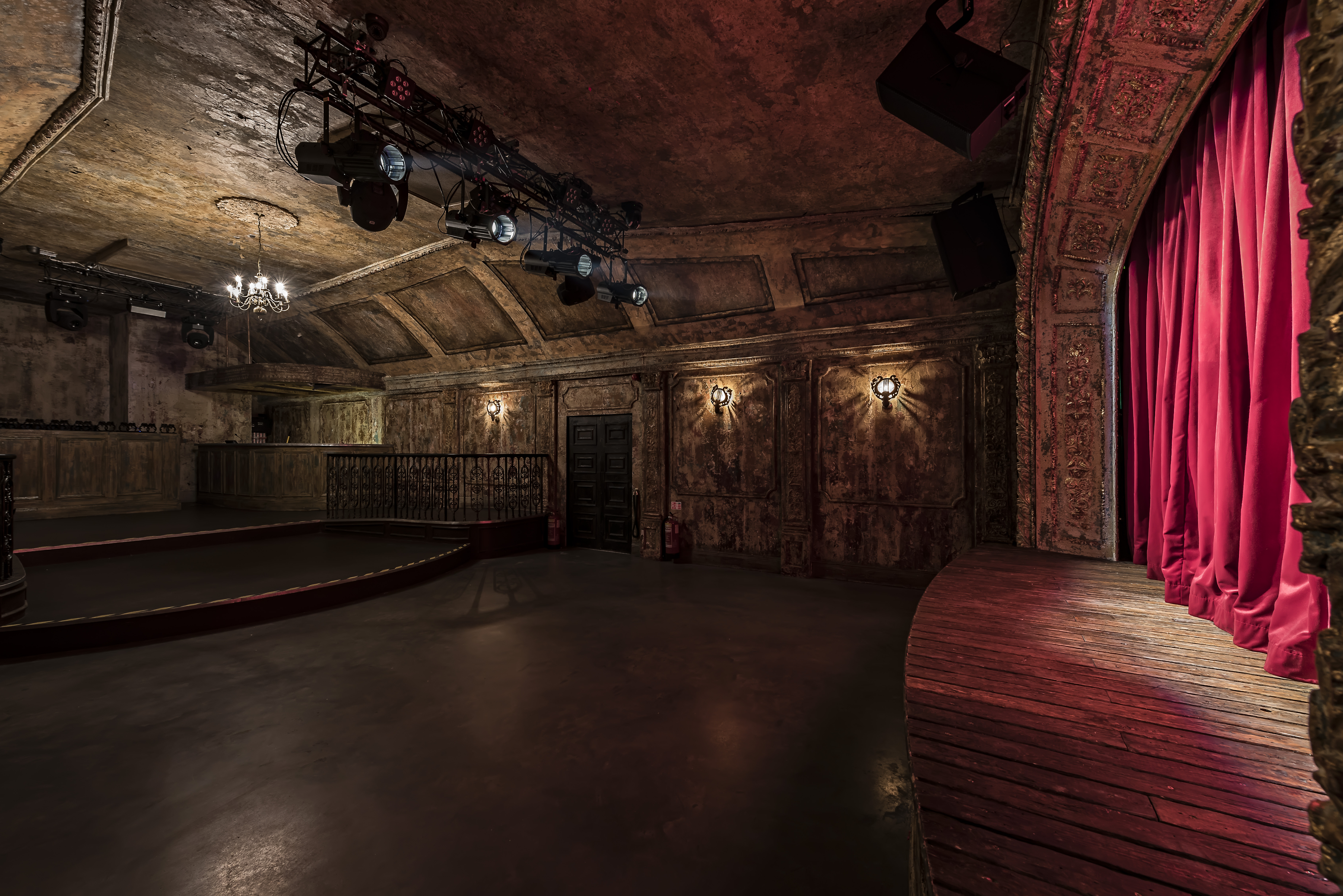 Omeara Live event space with rustic brick walls, perfect for performances and gatherings.