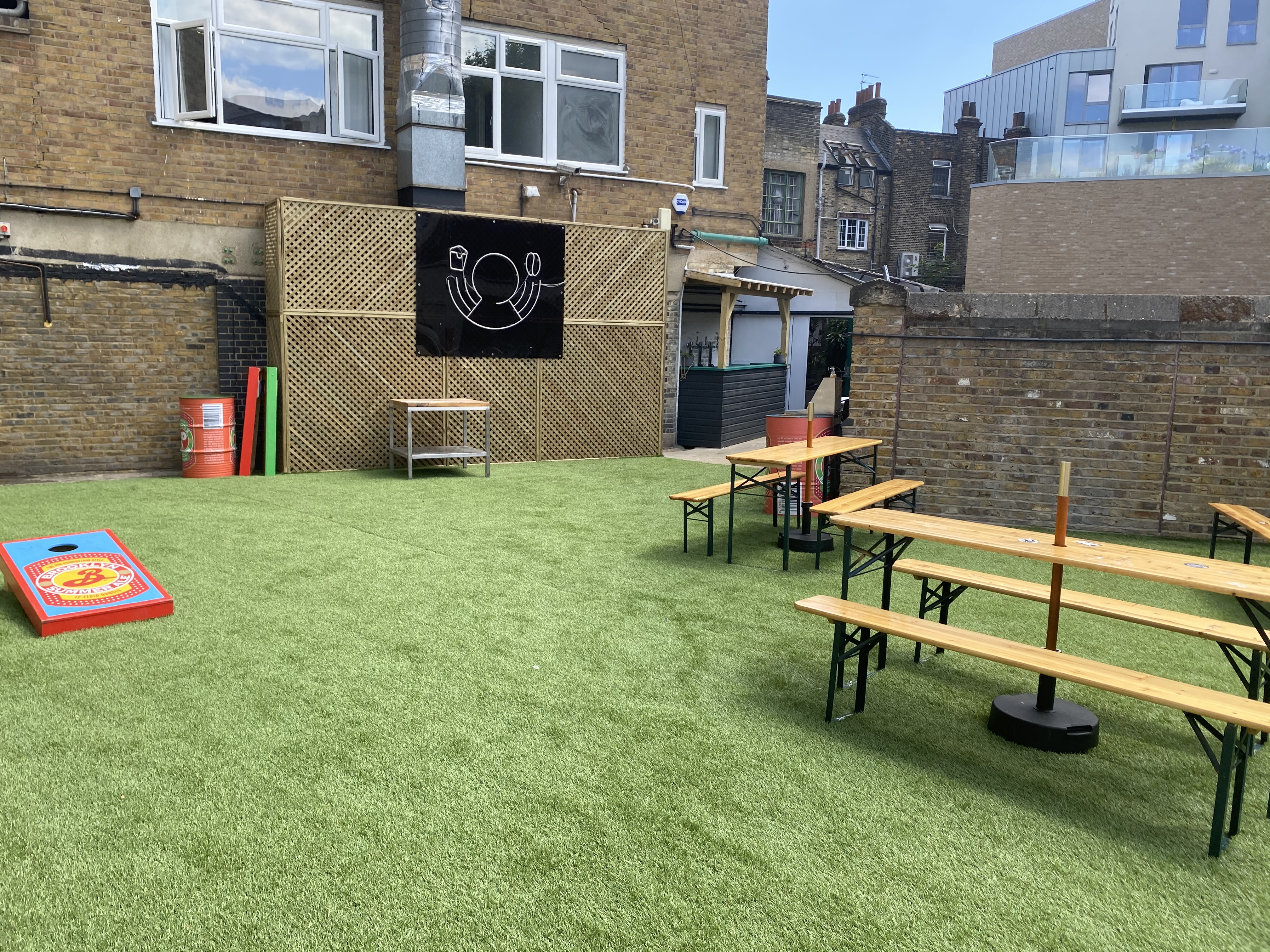 Outdoor event space with artificial turf, ideal for casual gatherings and team-building.