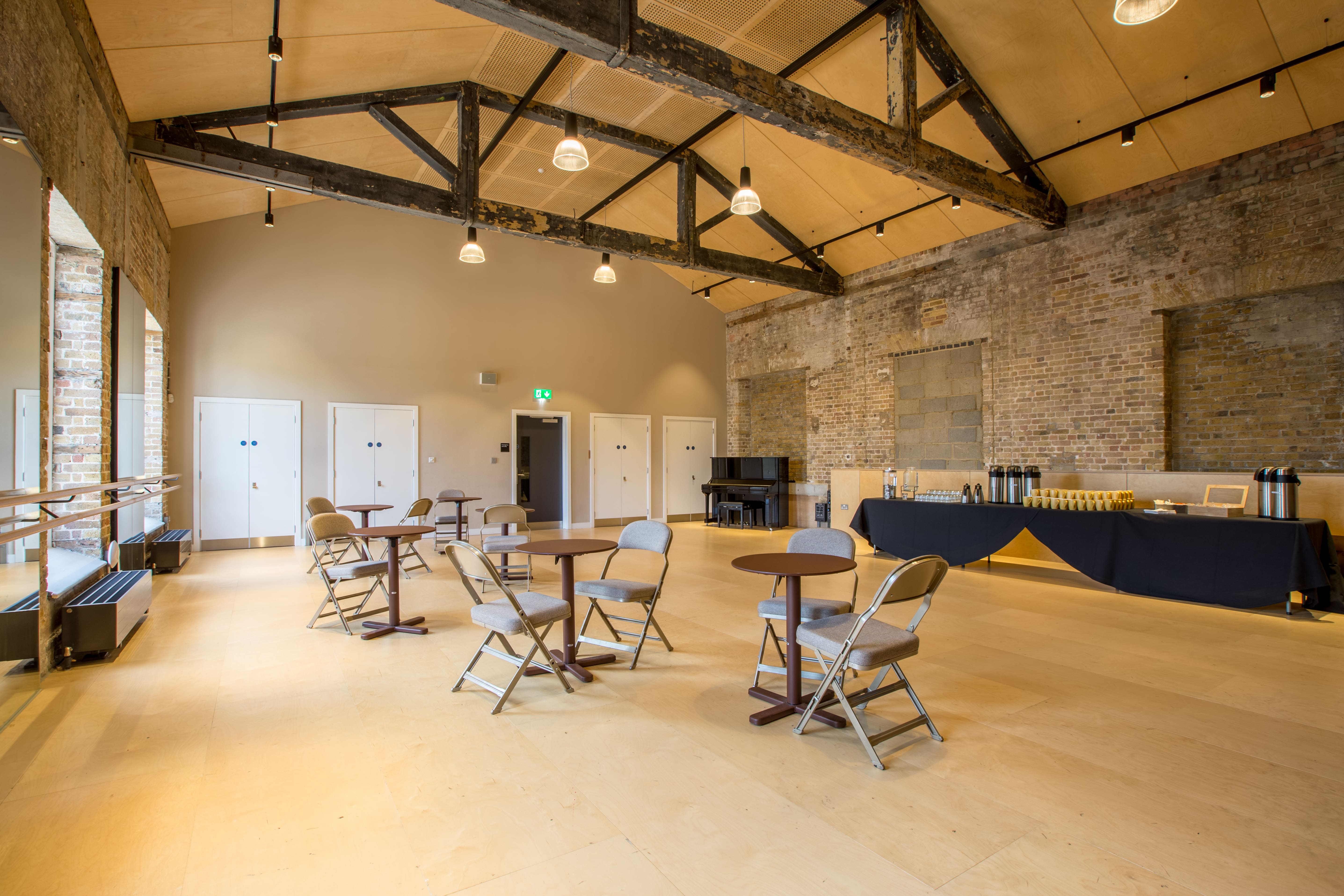 Coopers Studio: versatile event space with high ceilings, ideal for meetings and receptions.