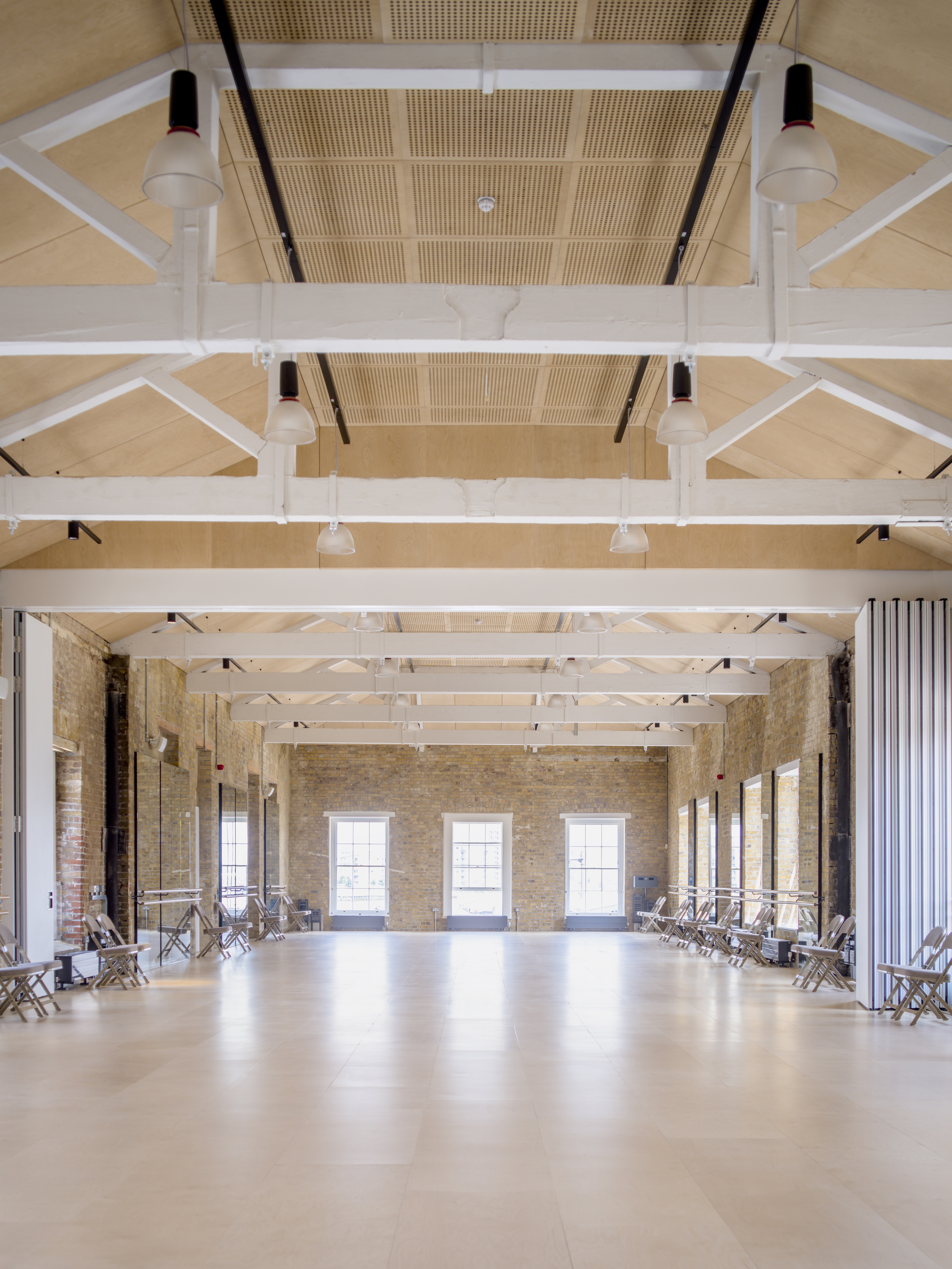 Stonecutters Studios: spacious event venue with high ceilings, ideal for meetings and workshops.