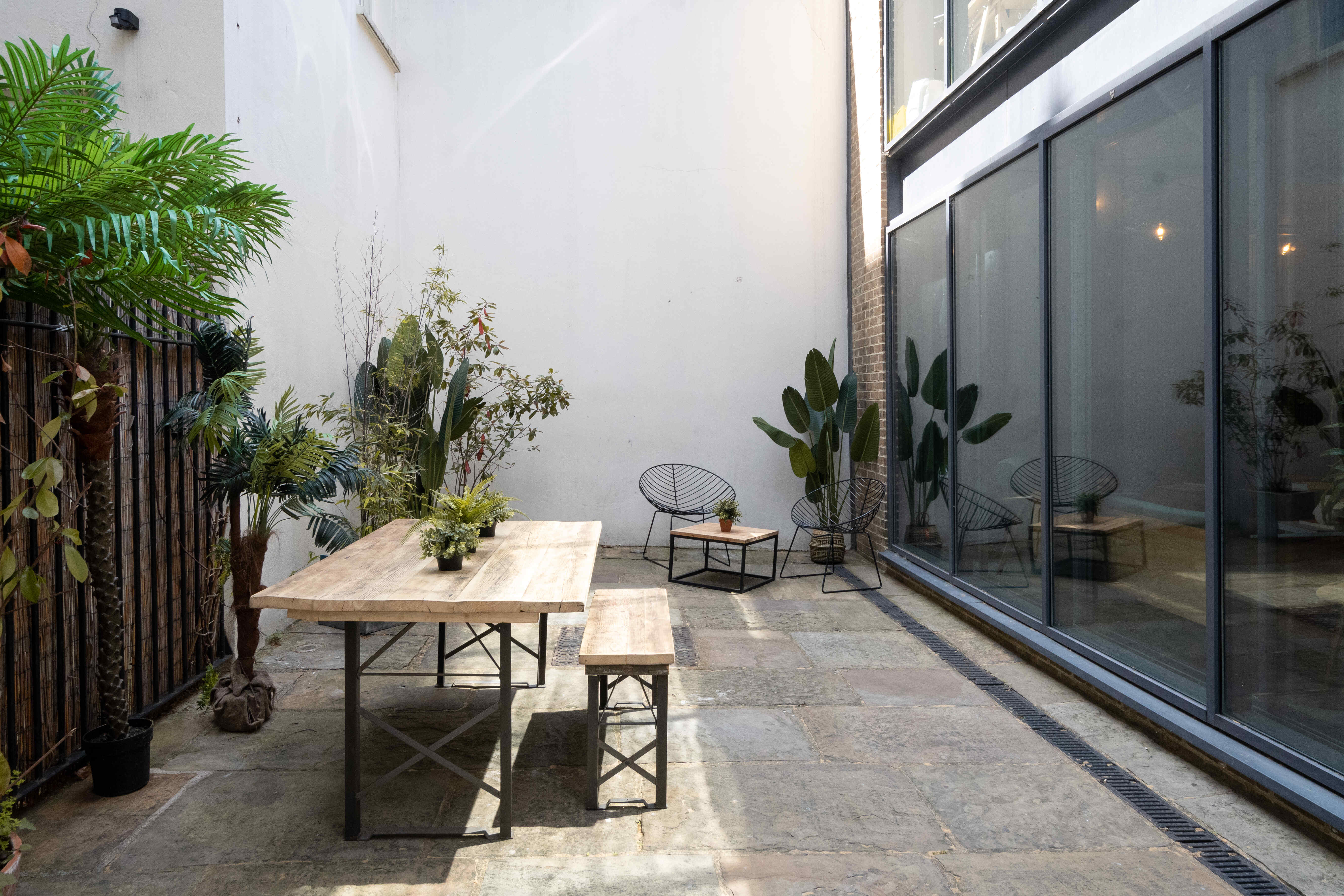 The Den - tjbnlvw0fd1.jpg