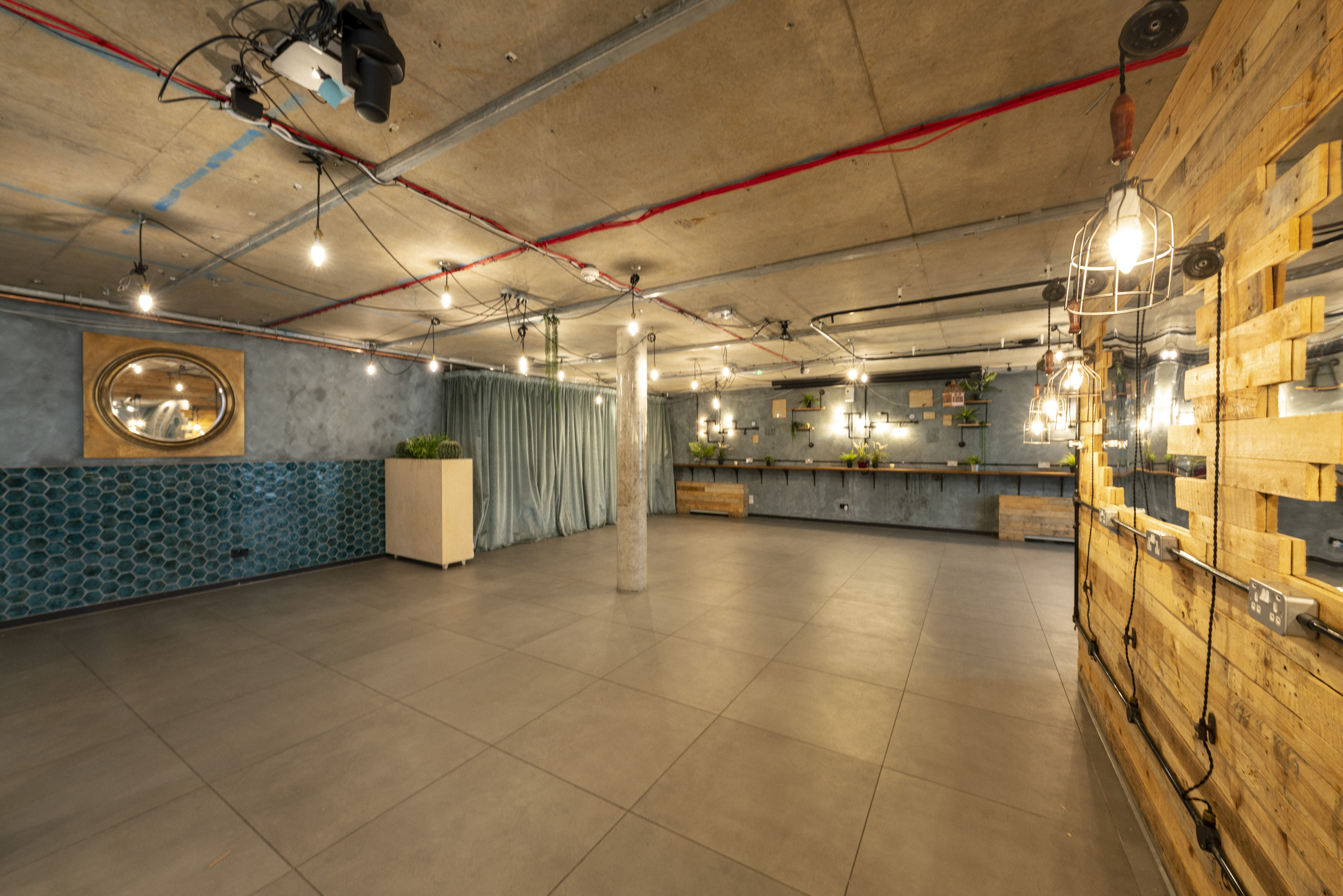 Versatile event space with industrial-chic design, perfect for gatherings and meetings.