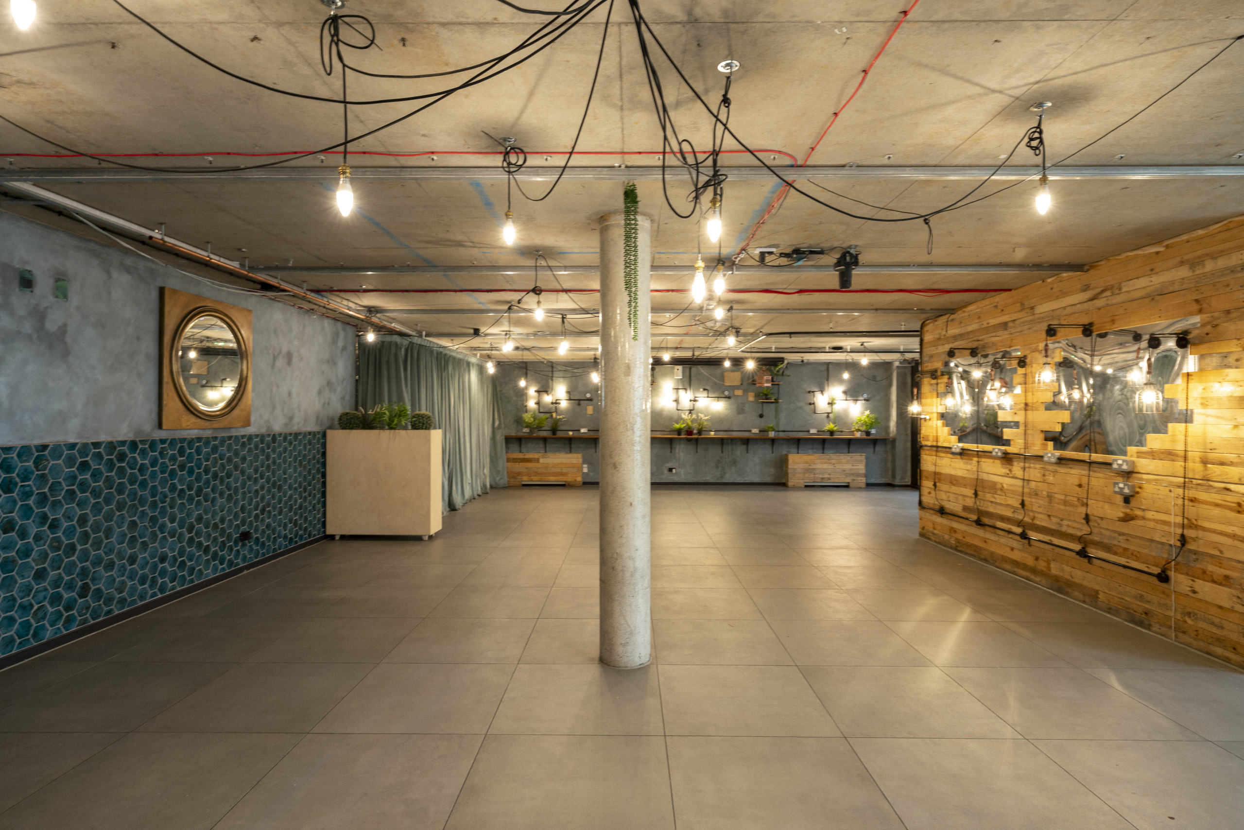 Versatile event space with industrial design, ideal for corporate meetings and social gatherings.